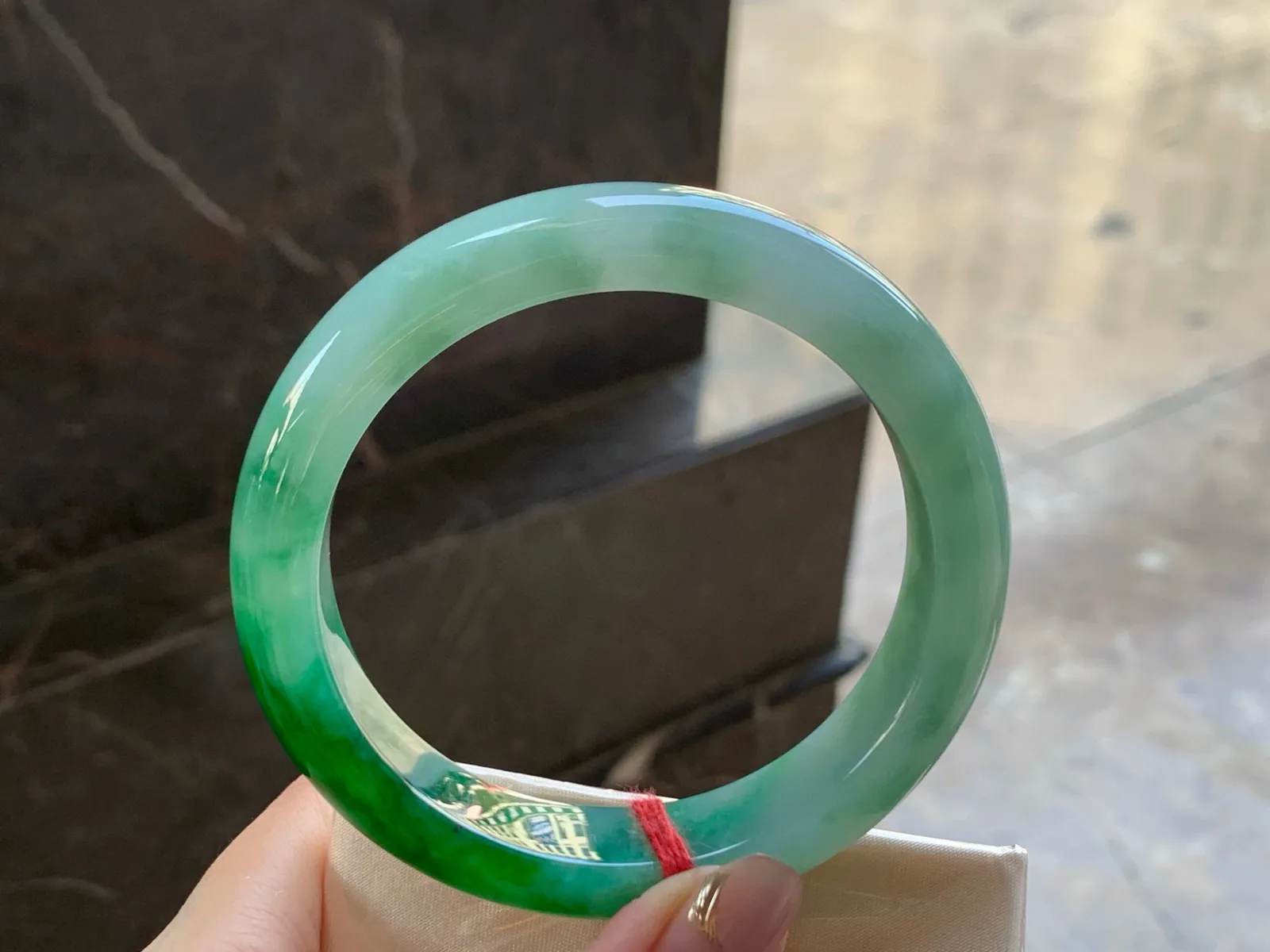 辣绿大圈手镯
玉质细腻 60.5/13.7/9.2mm