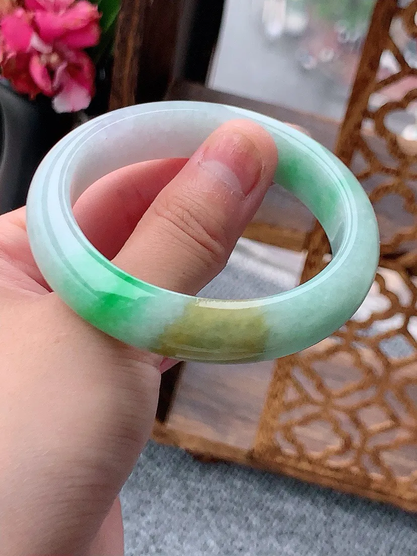 a货翡翠老坑黄加绿双彩正装正圈手镯51-52小圈口  尺寸51.8×12.4×7.6mm 重量51.