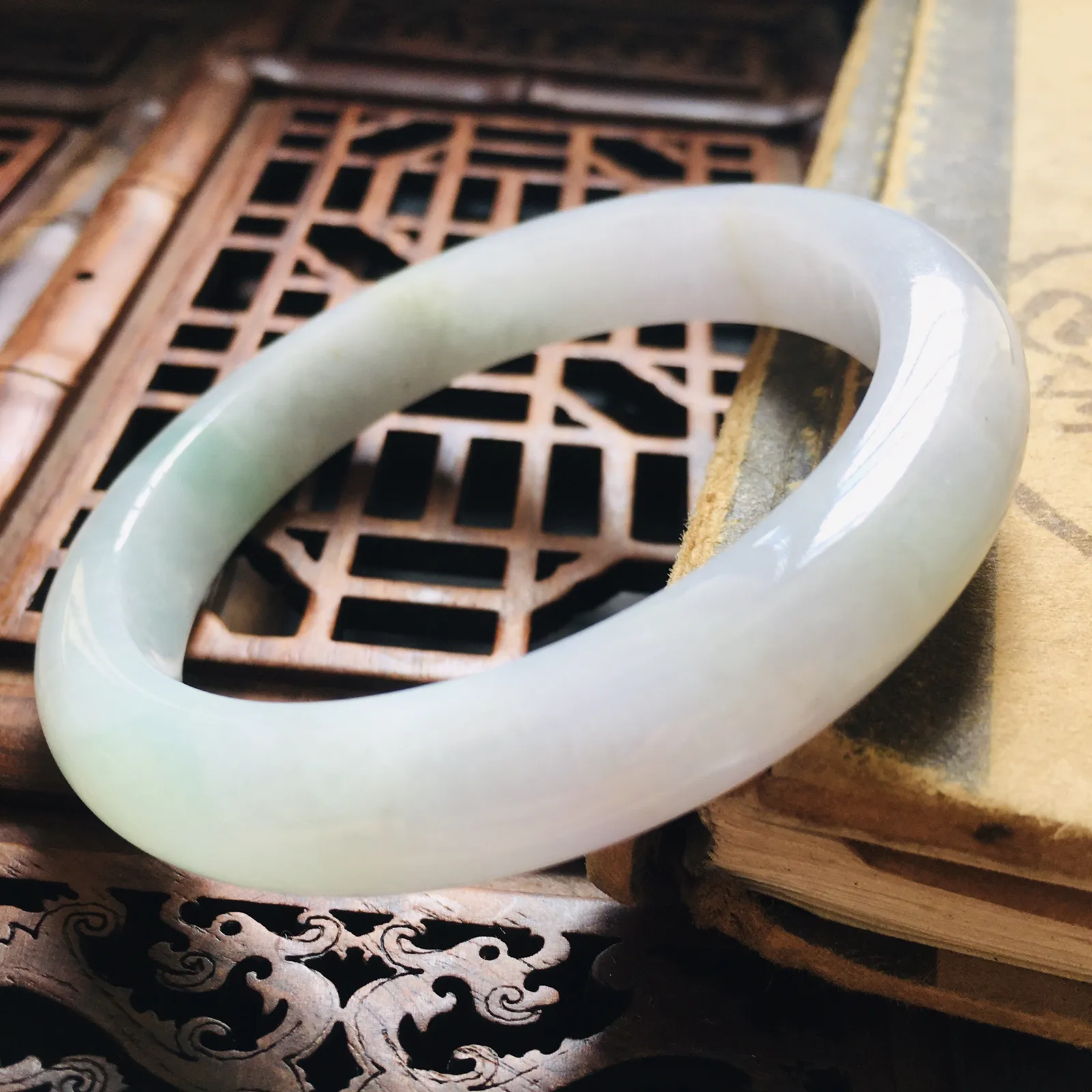 52圈口正圈浅紫手镯，版型正庄，质地细腻水润，自然光实拍，尺寸：52*9.8*7.8（毫米）手工测量略有误差