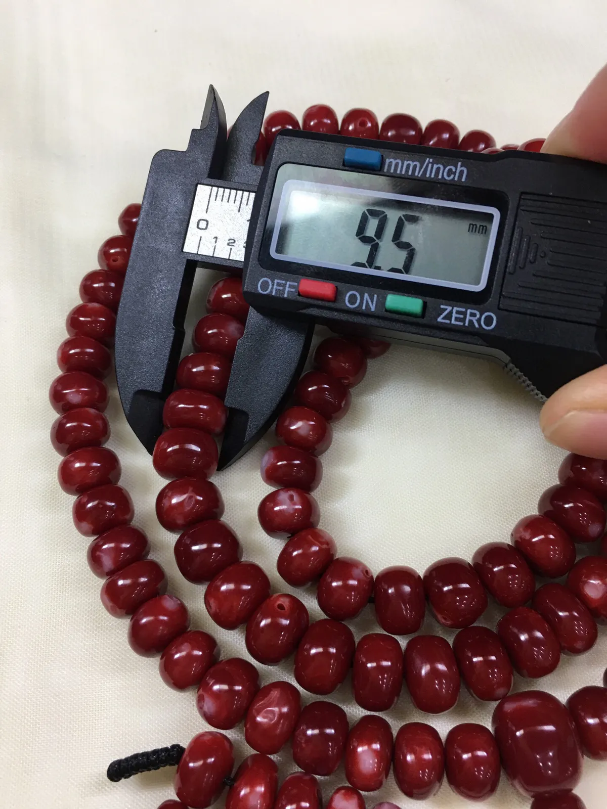 【天然日本阿卡牛血红珊瑚9.5mm鼓珠108佛珠链】项链手链两用款！天然无添加无优化，日本产地，阿卡材料，牛血红颜色。光泽柔润透亮，直径9.5-8.6mm，重量100.32克，材料限制裸石有阿卡标志性白芯眼。珊瑚本为佛教珍宝，来自深海千年生长，有生长纹，属于有机宝石，气场强大。