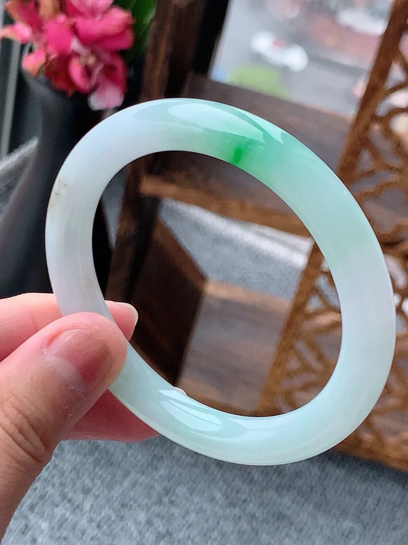 a货翡翠老坑飘绿圆条手镯53-54圈口 尺寸53×8.8mm 重量39.01g 0614