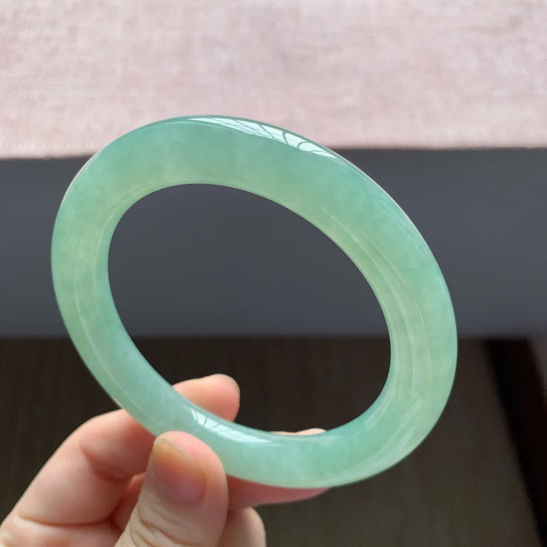 59-60圈口。自然光实拍，老坑冰润浅绿圆条翡翠手镯，尺寸:59-10.6mm，重量65.97g