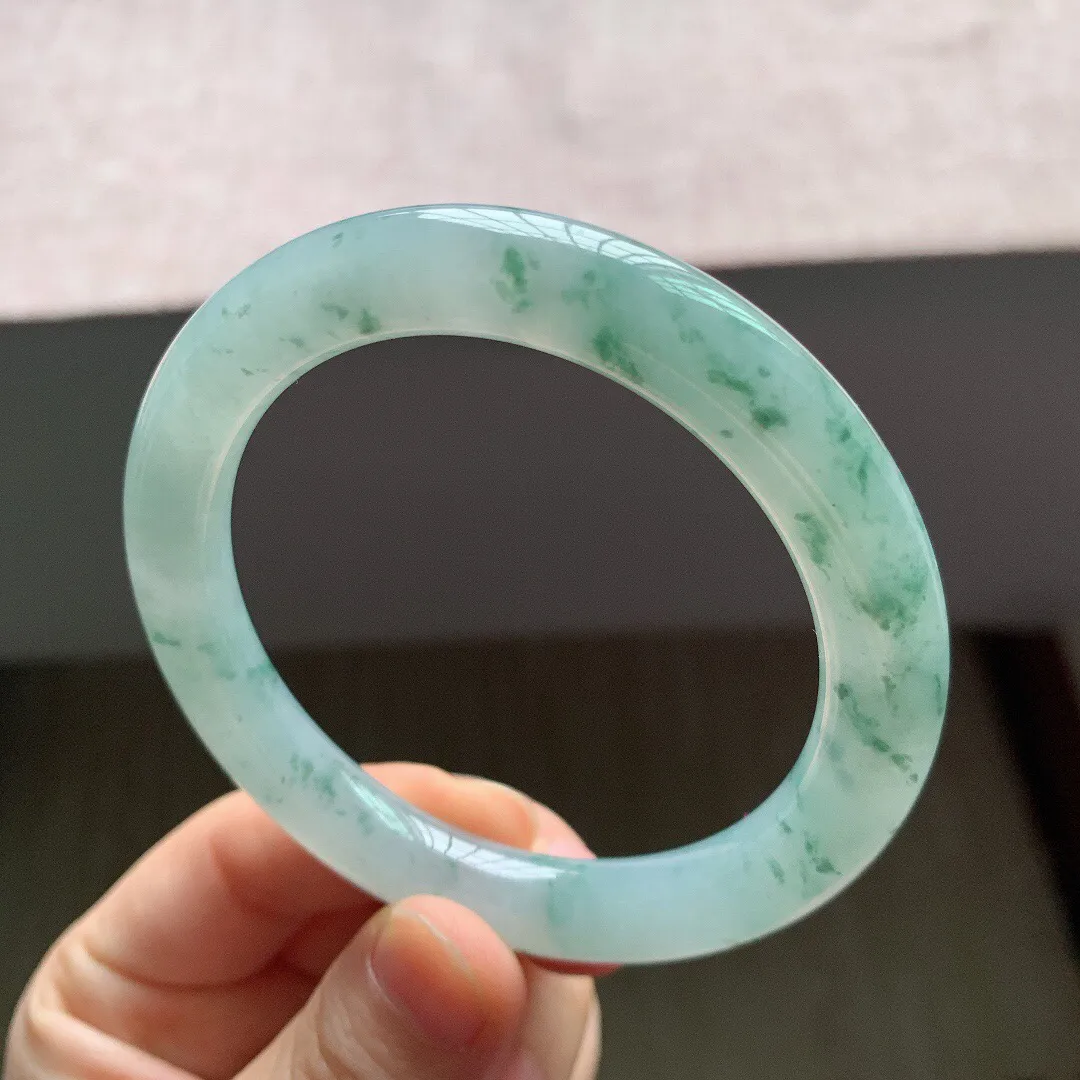 55-56圈口。自然光实拍，老坑冰糯飘花圆条翡翠手镯，尺寸:55.6-9.4mm，重量50.60g