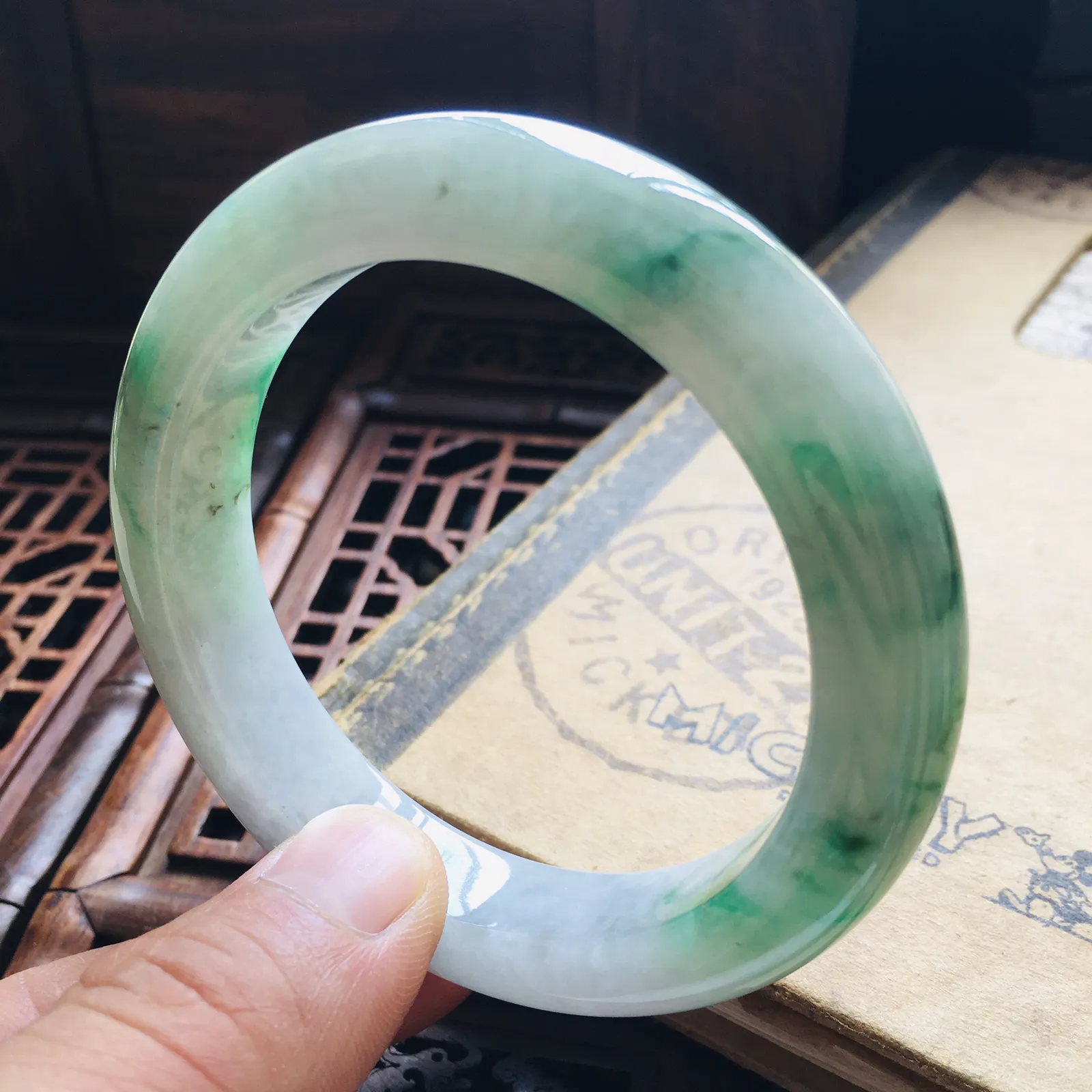 59圈口飘绿正圈手镯，版型正庄，水润带紫飘绿花，古朴韵味，自然光实拍，尺寸：59.6*13.2*10（毫米）手工测量略有误差