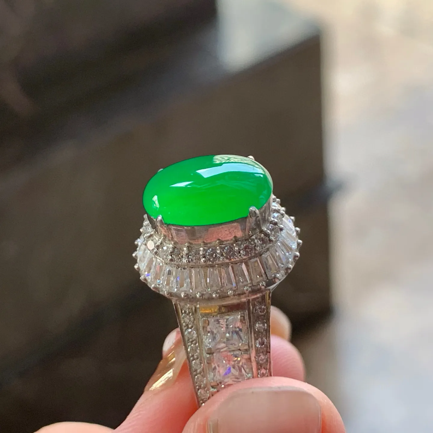 冰种辣绿蛋面
种好 铜托