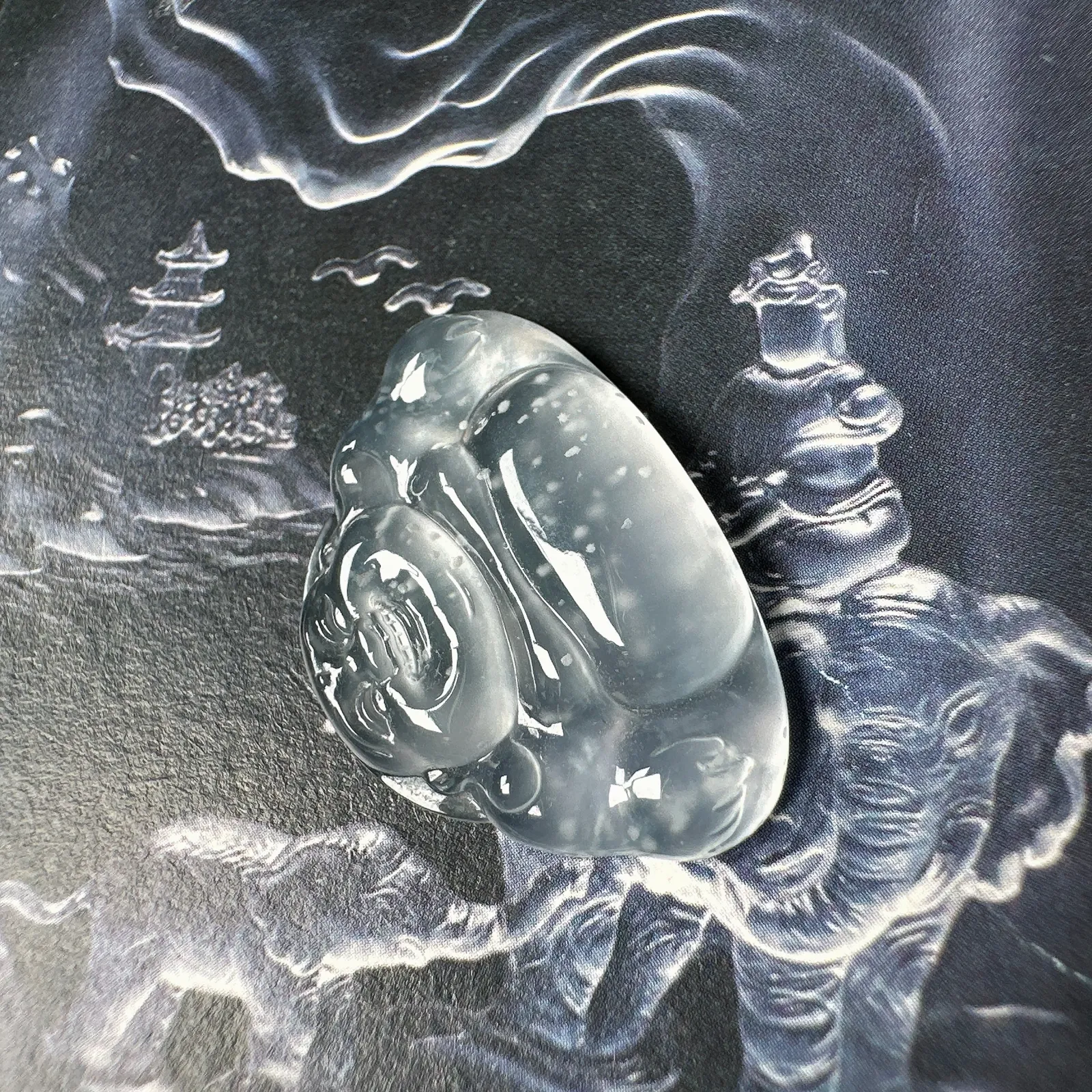 【玻璃种雪花棉】种水上佳的玻璃种飘雪花棉正装佛公，晶莹剔透，无纹无裂，背面一刀切，雕刻精美，推荐收藏。