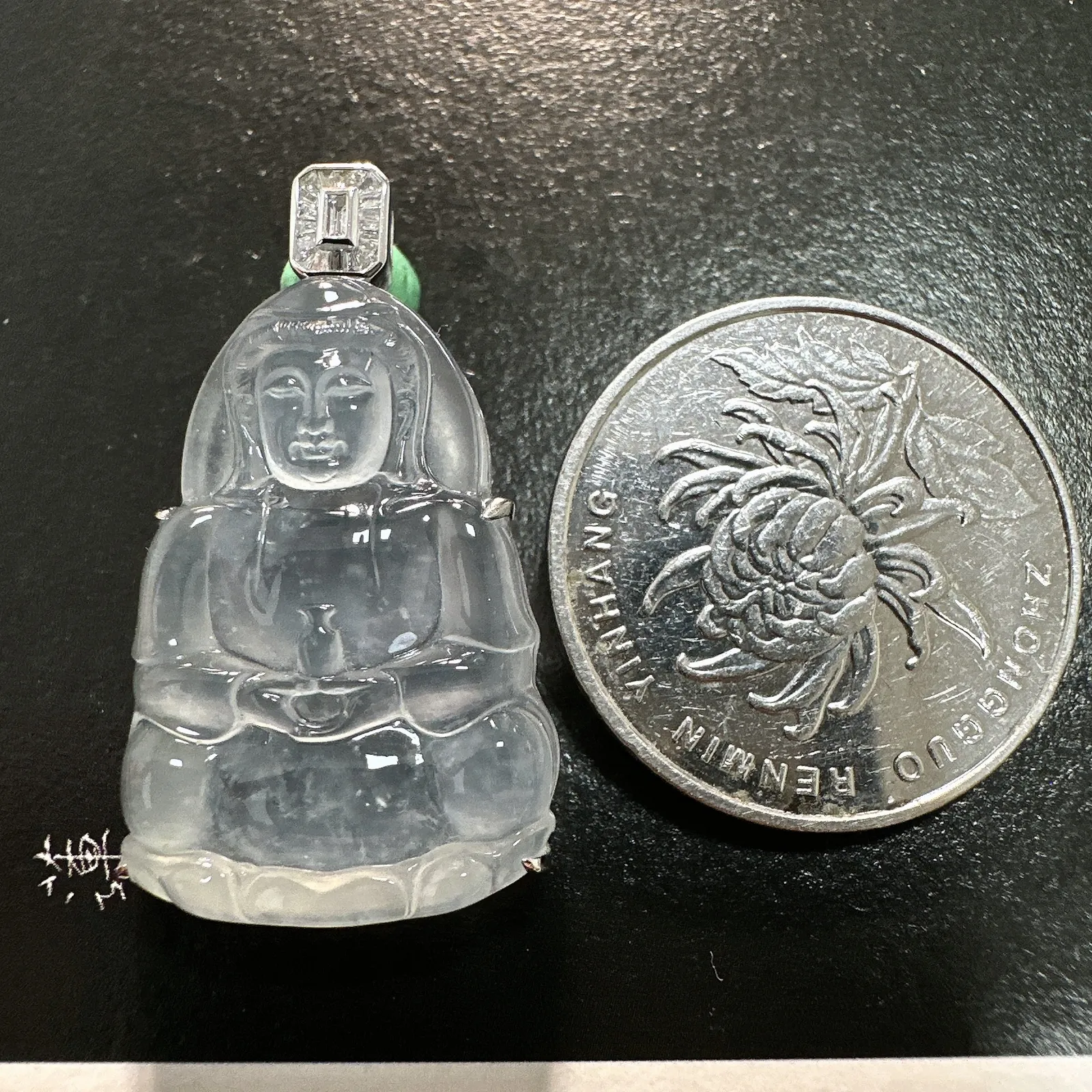 【玻璃种小观音】质地细腻，通透度上佳，冰感十足，适合佩戴。18k金钻镶嵌，裸石尺寸27.8*19.1*5.3毫米