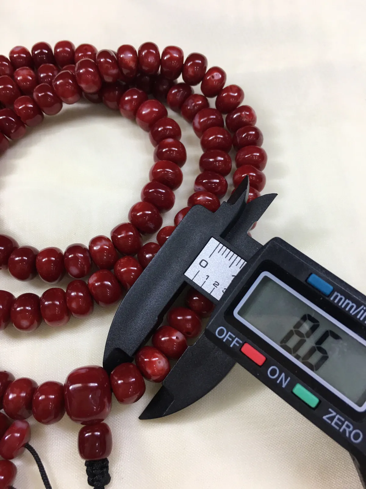 【天然日本阿卡牛血红珊瑚9.5mm鼓珠108佛珠链】项链手链两用款！天然无添加无优化，日本产地，阿卡材料，牛血红颜色。光泽柔润透亮，直径9.5-8.6mm，重量100.32克，材料限制裸石有阿卡标志性白芯眼。珊瑚本为佛教珍宝，来自深海千年生长，有生长纹，属于有机宝石，气场强大。