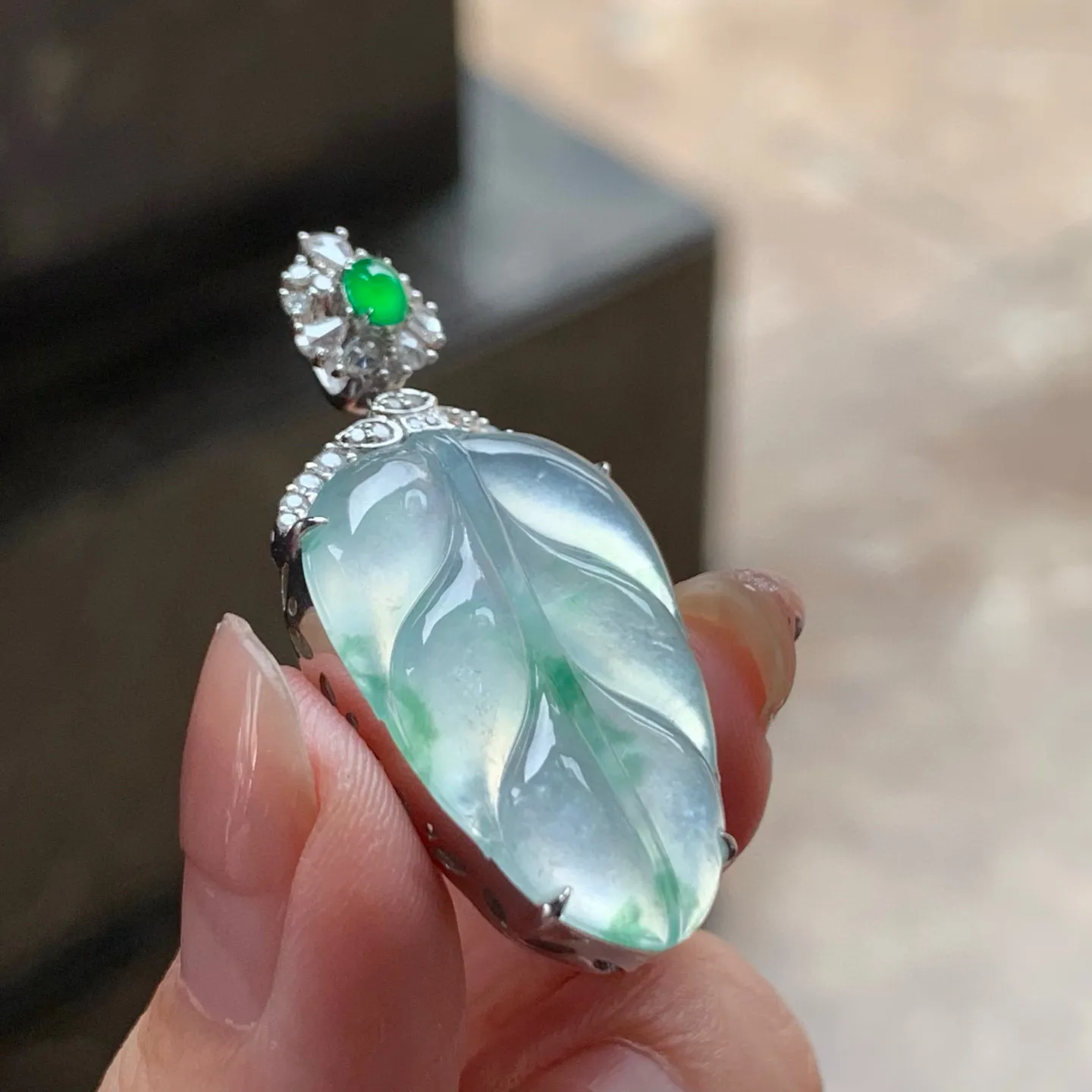 冰种飘花玉叶
真金镶嵌 精致