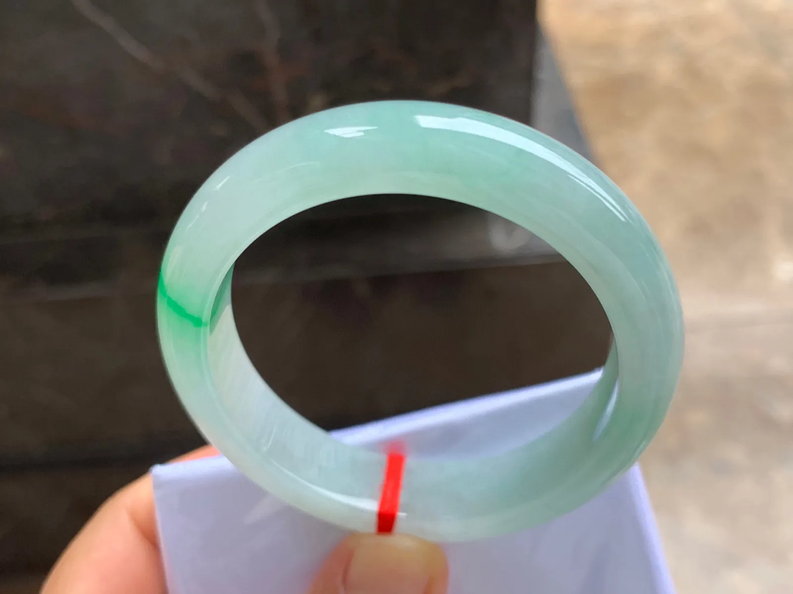 54-12.5-8mm
带色手镯 种好细腻 淡淡底色 一抹绿点缀 佩戴优雅