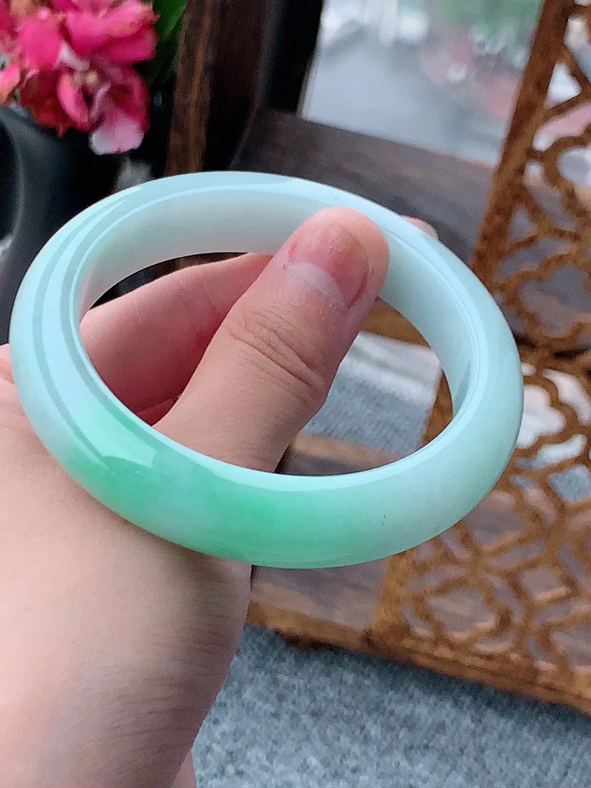 a货翡翠老坑飘绿正装正圈手镯56-57圈口  尺寸56.3×12.3×8.8mm 重量65.42g 0614