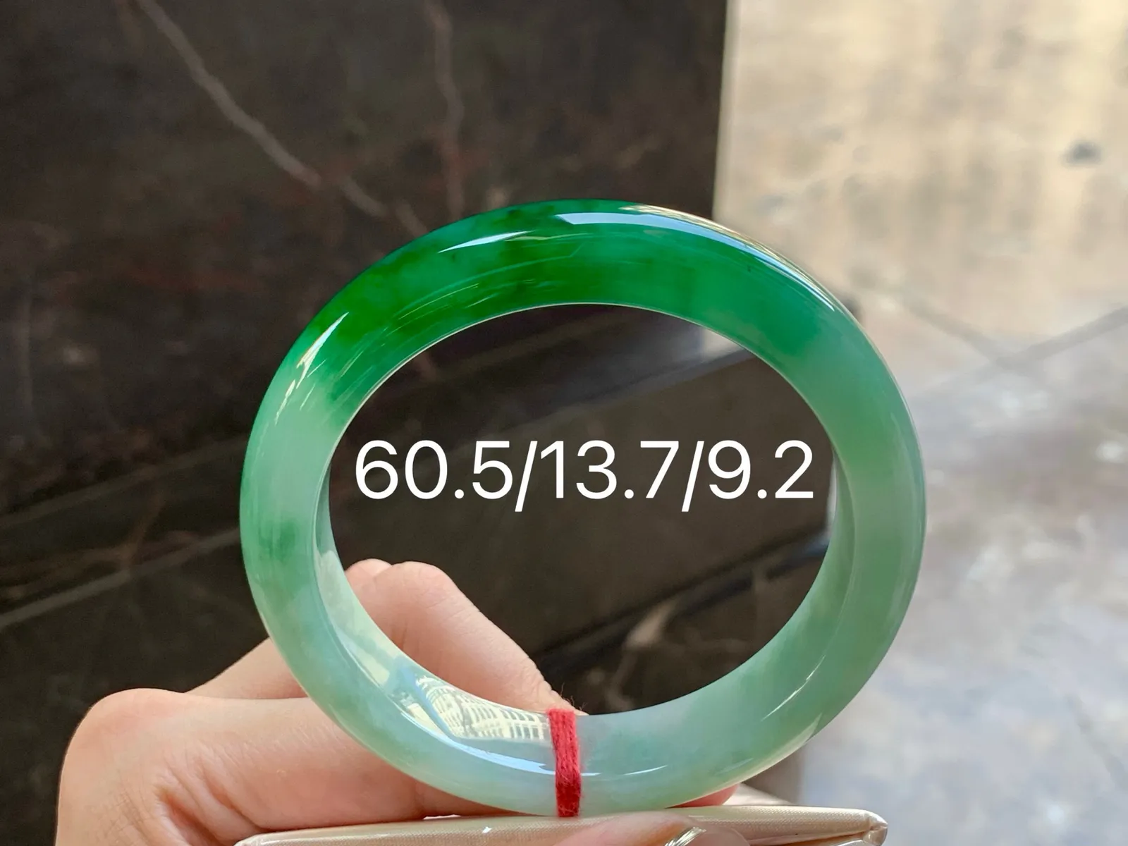 辣绿大圈手镯
玉质细腻 60.5/13.7/9.2mm