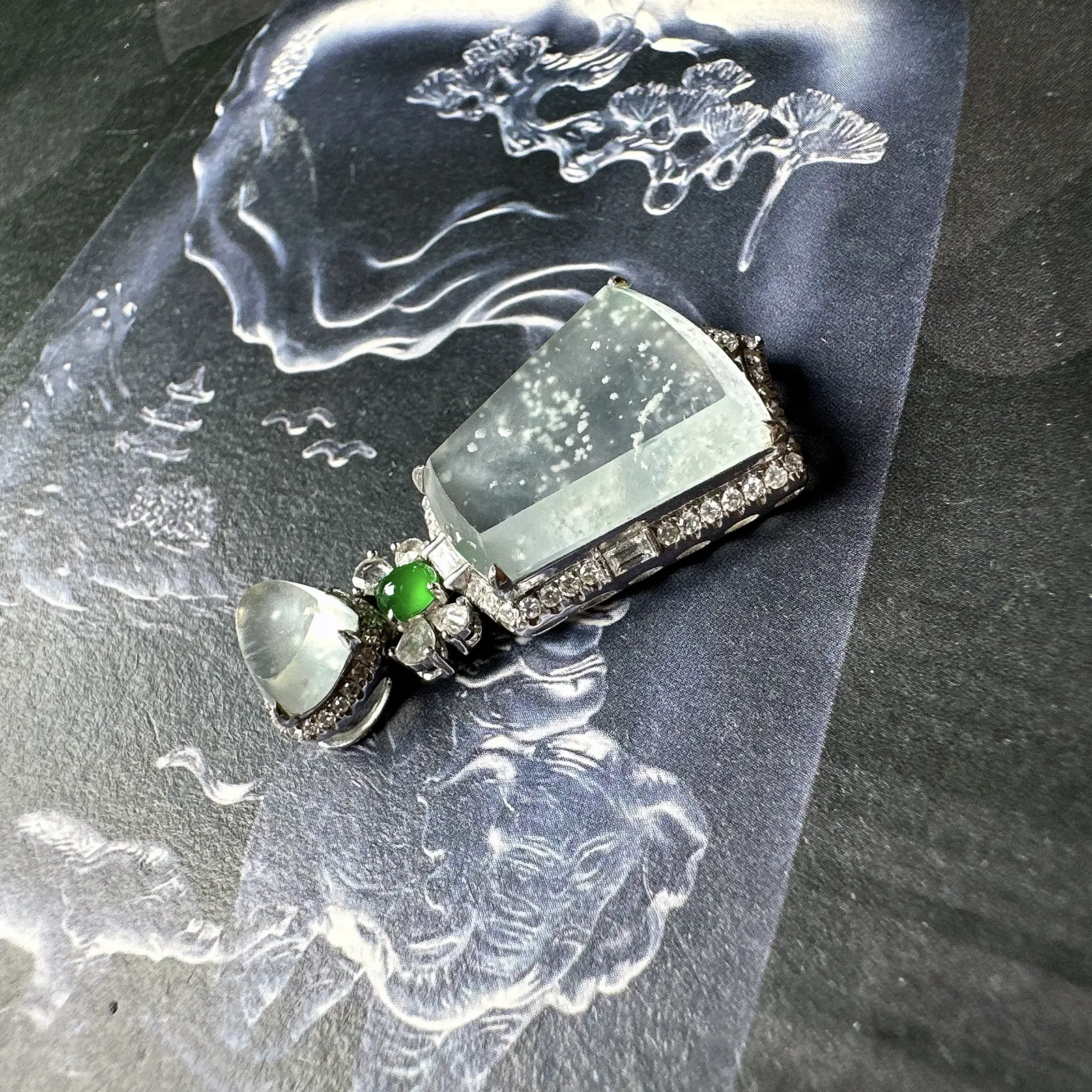 【玻璃种】老坑玻璃种飘雪花棉无事牌，厚度很不错，难得的高品质，女士佩戴上佳，推荐入手。裸石尺寸16.1*13.3*3毫米。