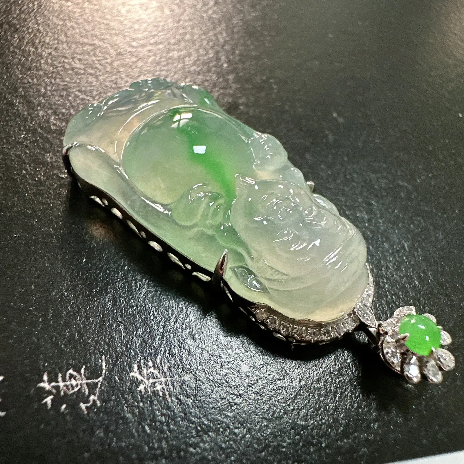 【冰种飘绿财神】质地细腻，饱满圆润，笑口常开，18k金钻镶嵌，裸石尺寸31.3*16.7*6.3毫米