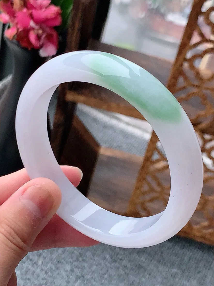 a货翡翠老坑飘绿正装正圈手镯-62大圈口  尺寸61.5×13.7×8.5mm 重量69.78g 0