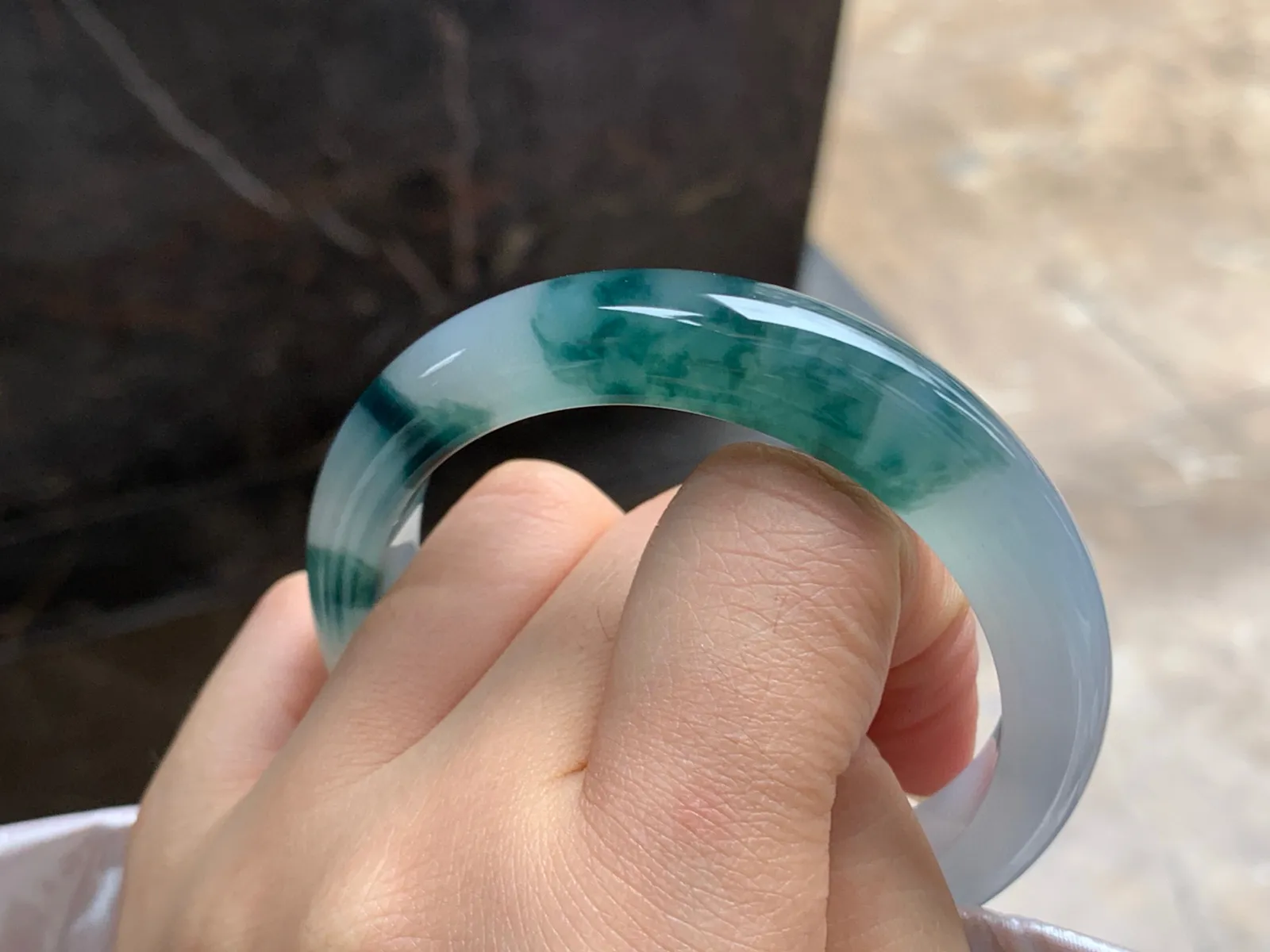 54.5-12.2-8.3

蓝花手镯^_^飘花浓郁 玉质温润