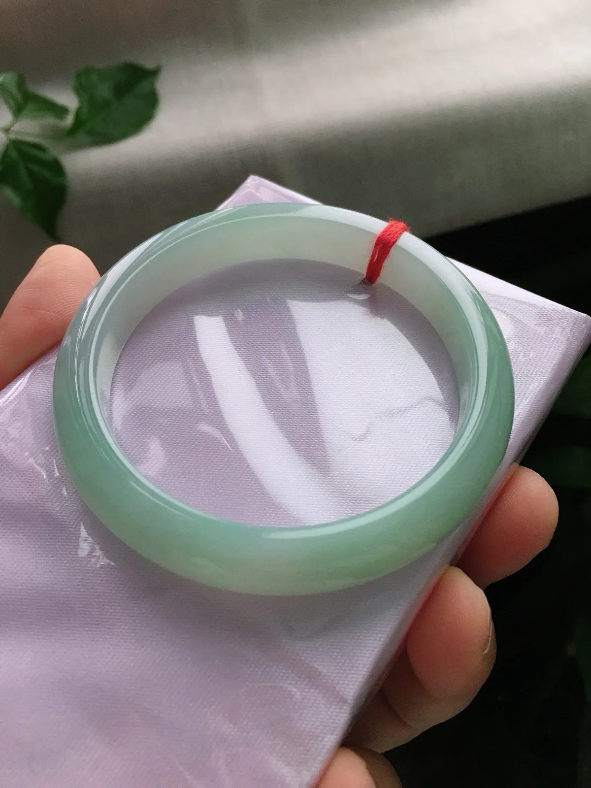 圈口59，正圈手镯，绿底，玉质冰润，尺寸59-11.5-7.6mm
