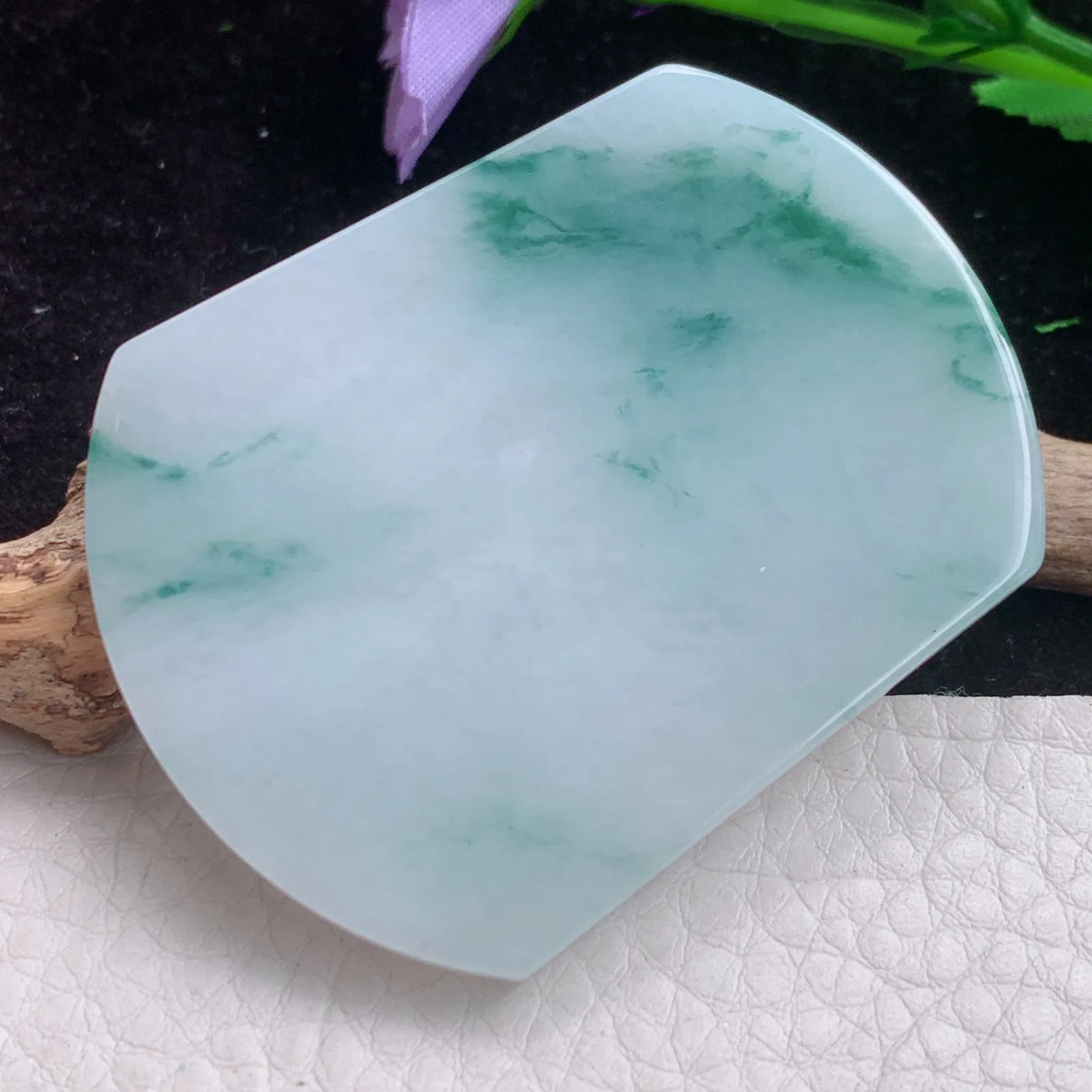 Zen实拍55*43*4.8精雕飘蓝花水润无事牌 翡翠素面牌玉坠 玉挂件