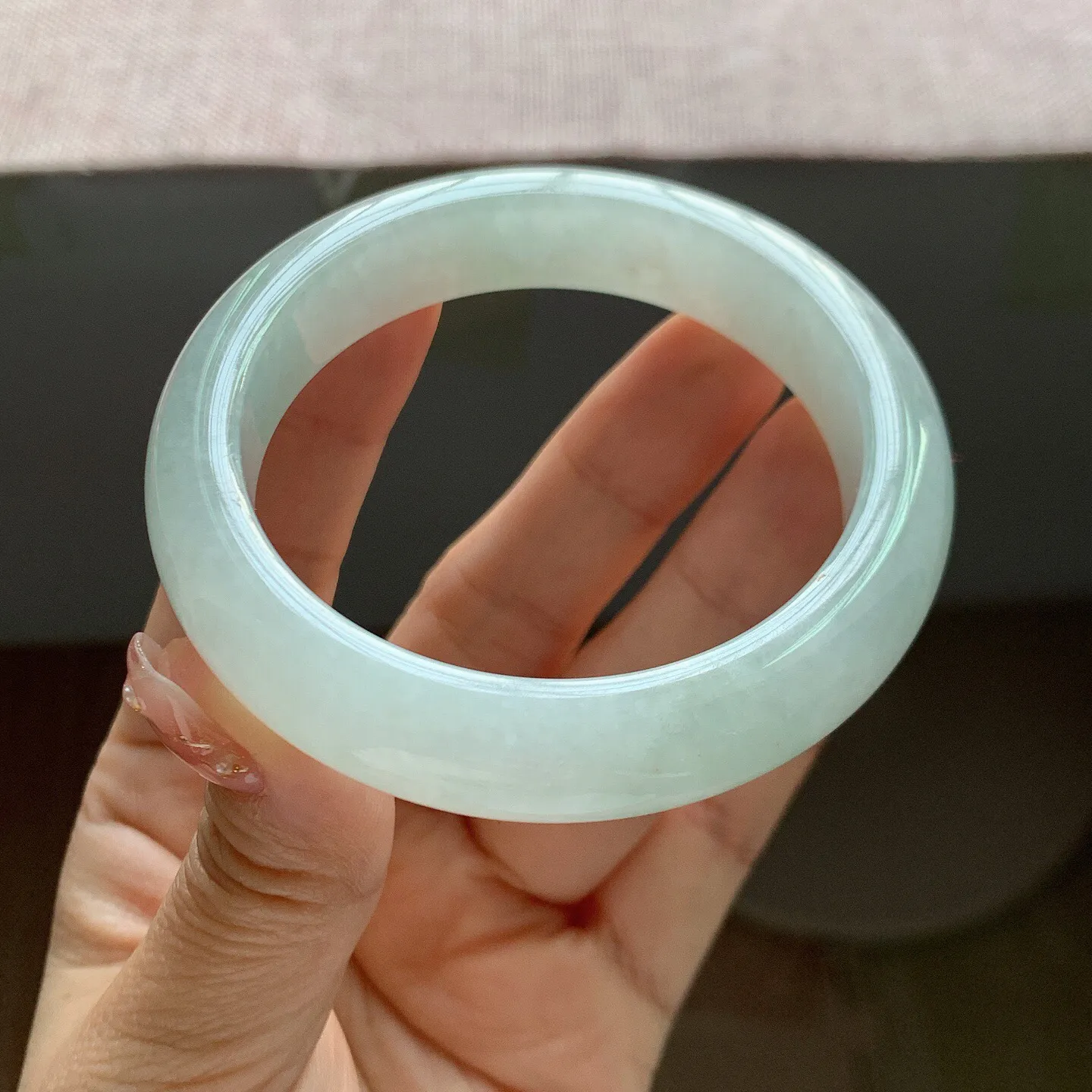 55-56圈口。自然光实拍，老坑细糯浅绿正圈翡翠手镯，尺寸:55.7-12.3-9mm，无纹裂，重量64.28