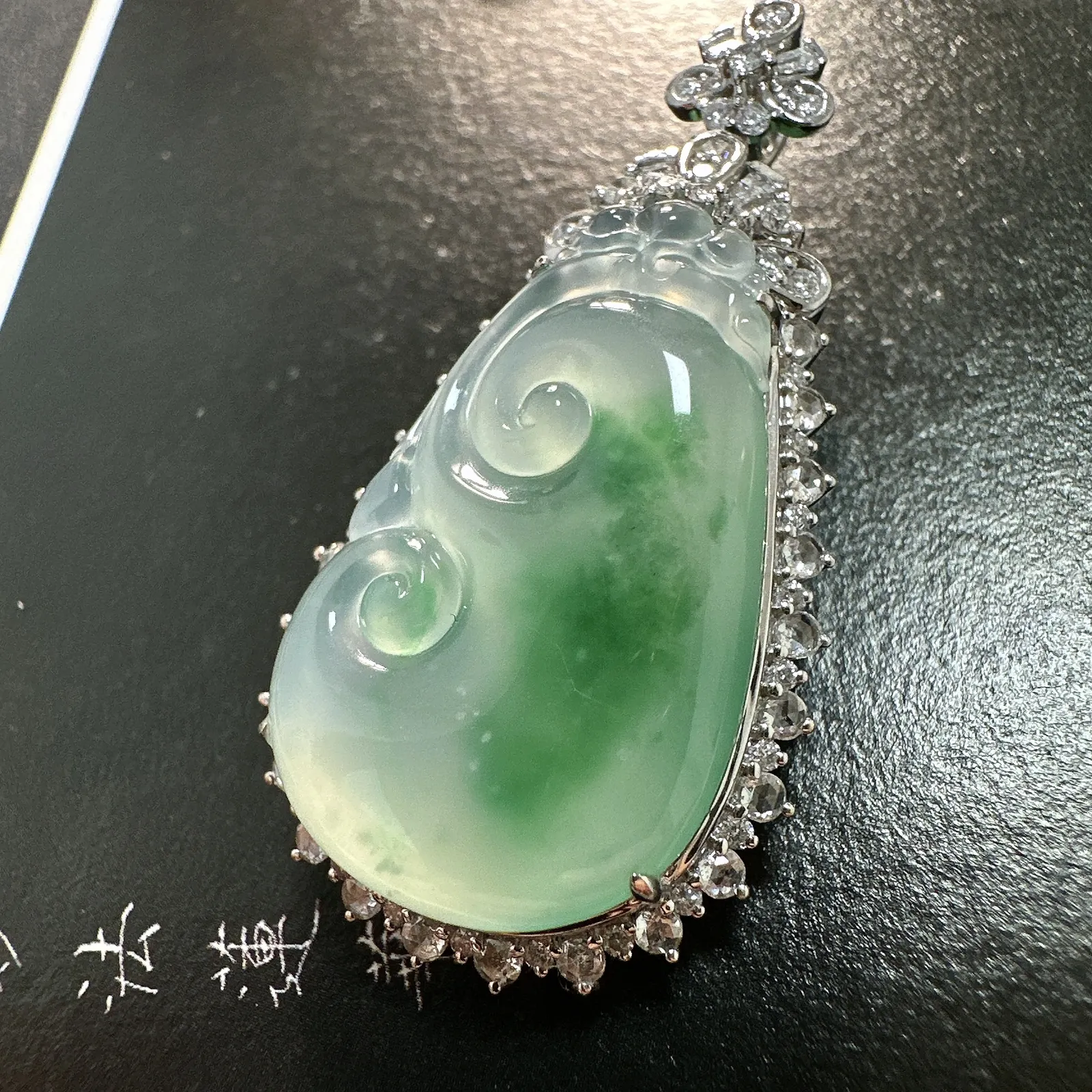 【冰种飘绿如意】质地细腻，阳绿色泽，冰度很足，饱满度很好，18K金钻镶嵌，裸石尺寸28.8*17.7*4毫米