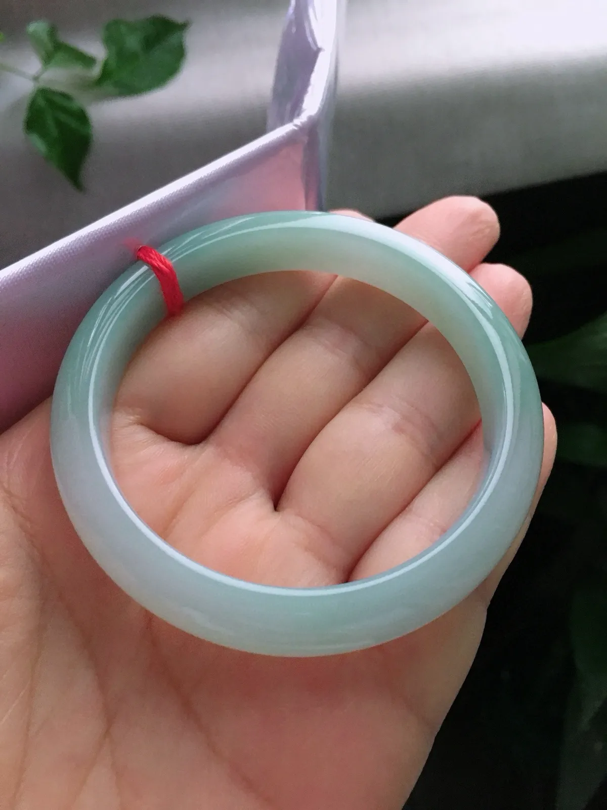 圈口59，正圈手镯，绿底，玉质冰润，尺寸59-11.5-7.6mm