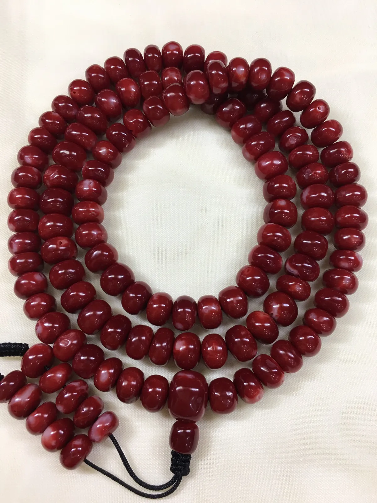 【天然日本阿卡牛血红珊瑚9.5mm鼓珠108佛珠链】项链手链两用款！天然无添加无优化，日本产地，阿卡材料，牛血红颜色。光泽柔润透亮，直径9.5-8.6mm，重量100.32克，材料限制裸石有阿卡标志性白芯眼。珊瑚本为佛教珍宝，来自深海千年生长，有生长纹，属于有机宝石，气场强大。