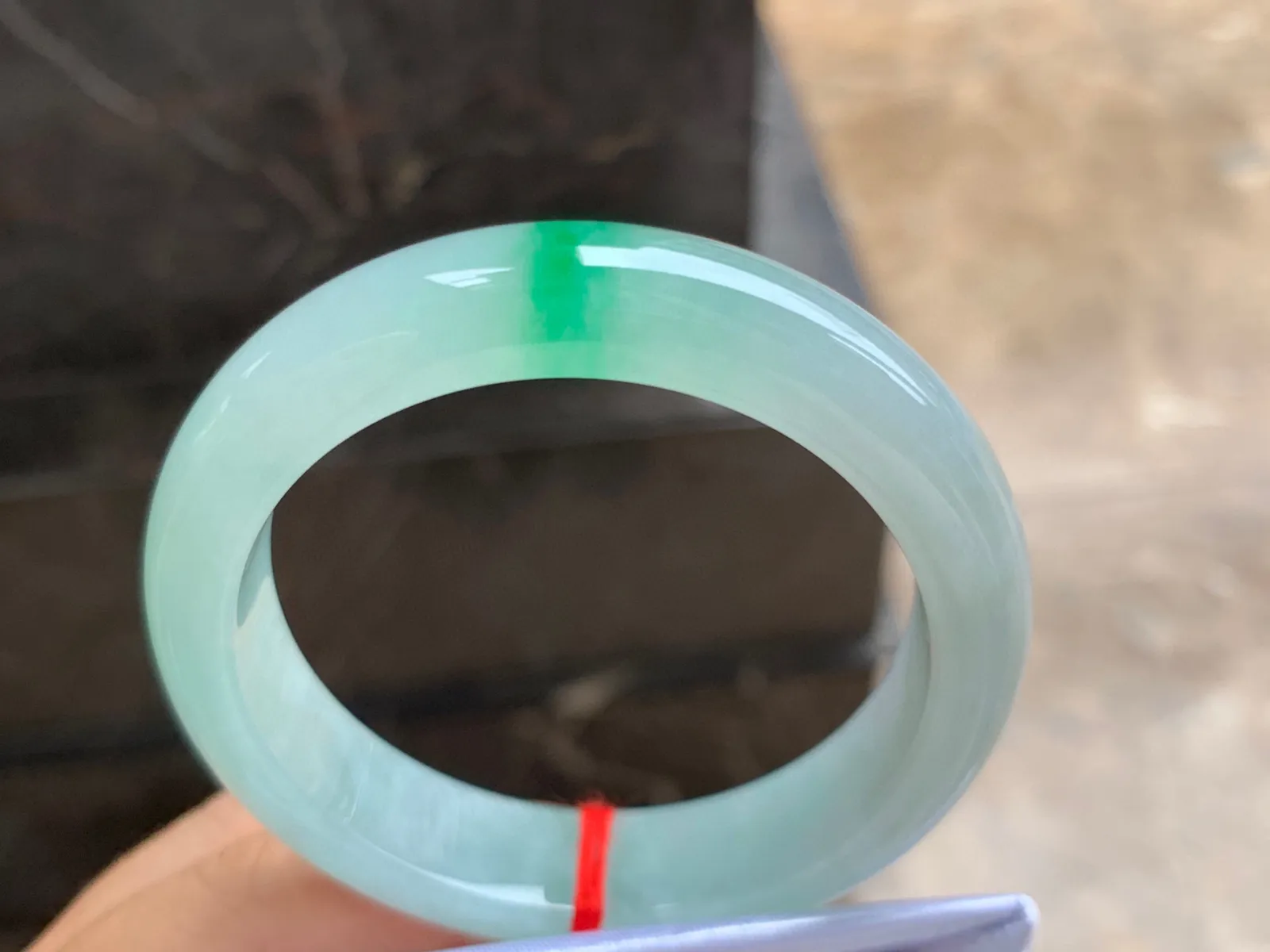 54-12.5-8mm
带色手镯 种好细腻 淡淡底色 一抹绿点缀 佩戴优雅