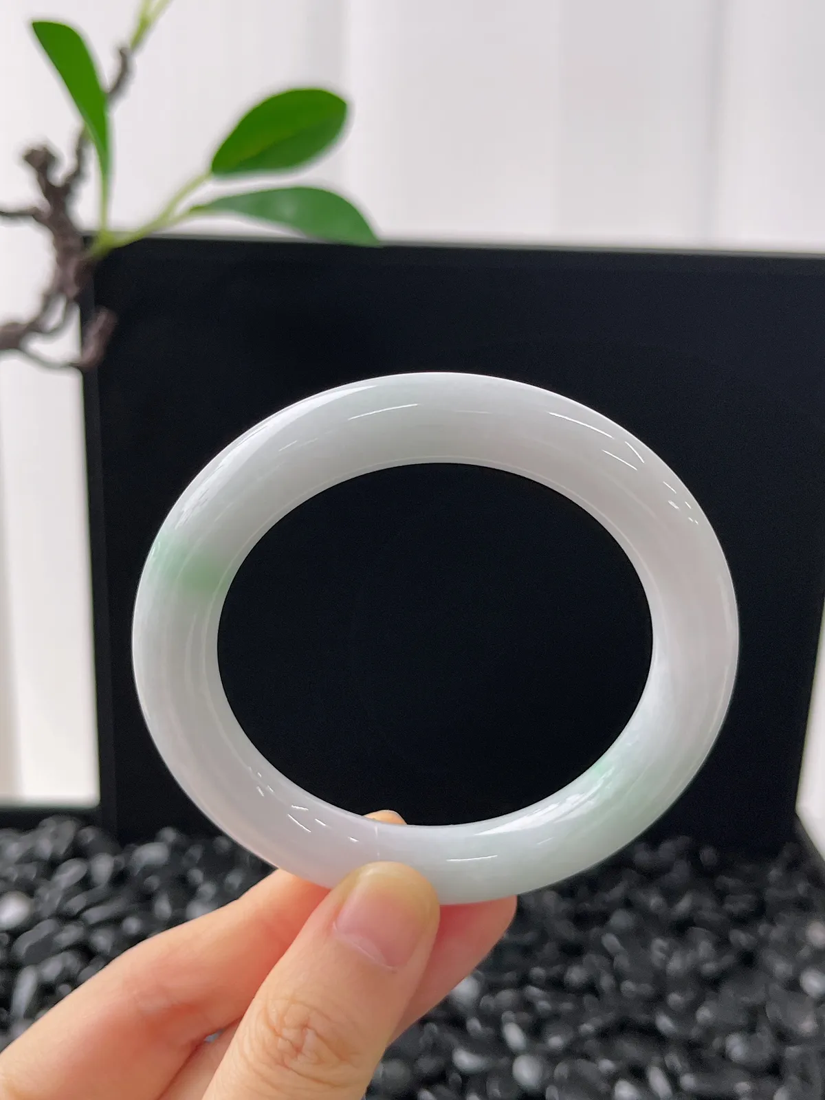 圆镯54圈口，翡翠糯化种白色手镯