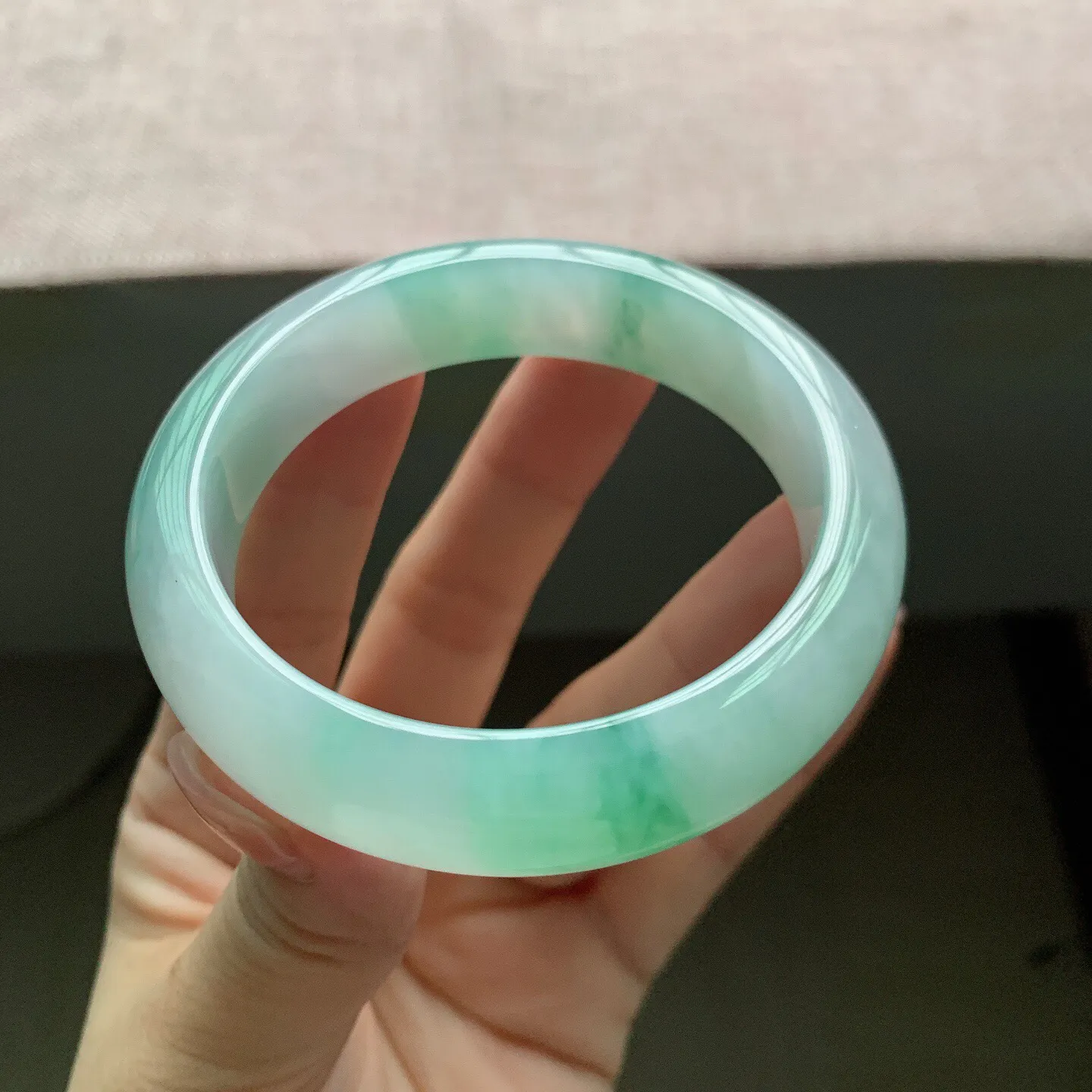 55-56圈口，自然光实拍，老坑冰胶飘绿花宽版厚装正圈翡翠手镯，尺寸:55.6-14-8.4mm，重
