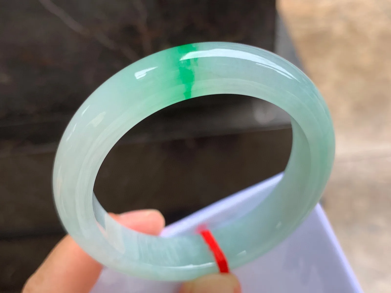 54-12.5-8mm
带色手镯 种好细腻 淡淡底色 一抹绿点缀 佩戴优雅