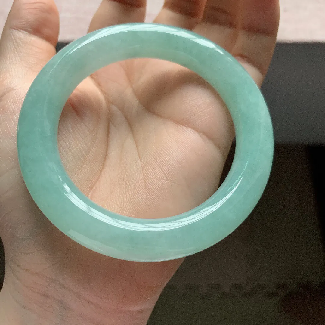 56-57圈口。老坑冰胶浅蓝圆条翡翠手镯，尺寸:56.2-11.8mm，重量78.32g