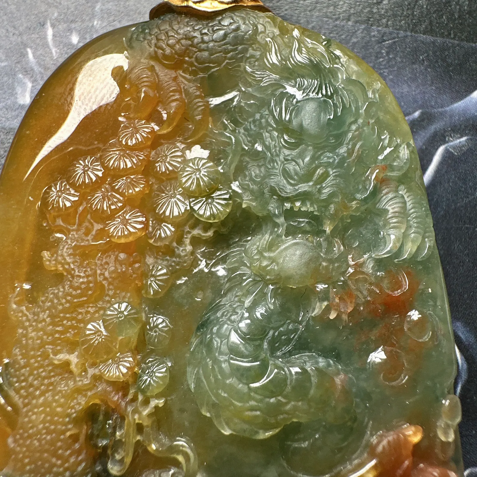 【龙牌】三彩大龙牌，冰感十足，难得的好种水山水龙牌，多彩料，稀缺度很足，雕刻精美，可以收藏。