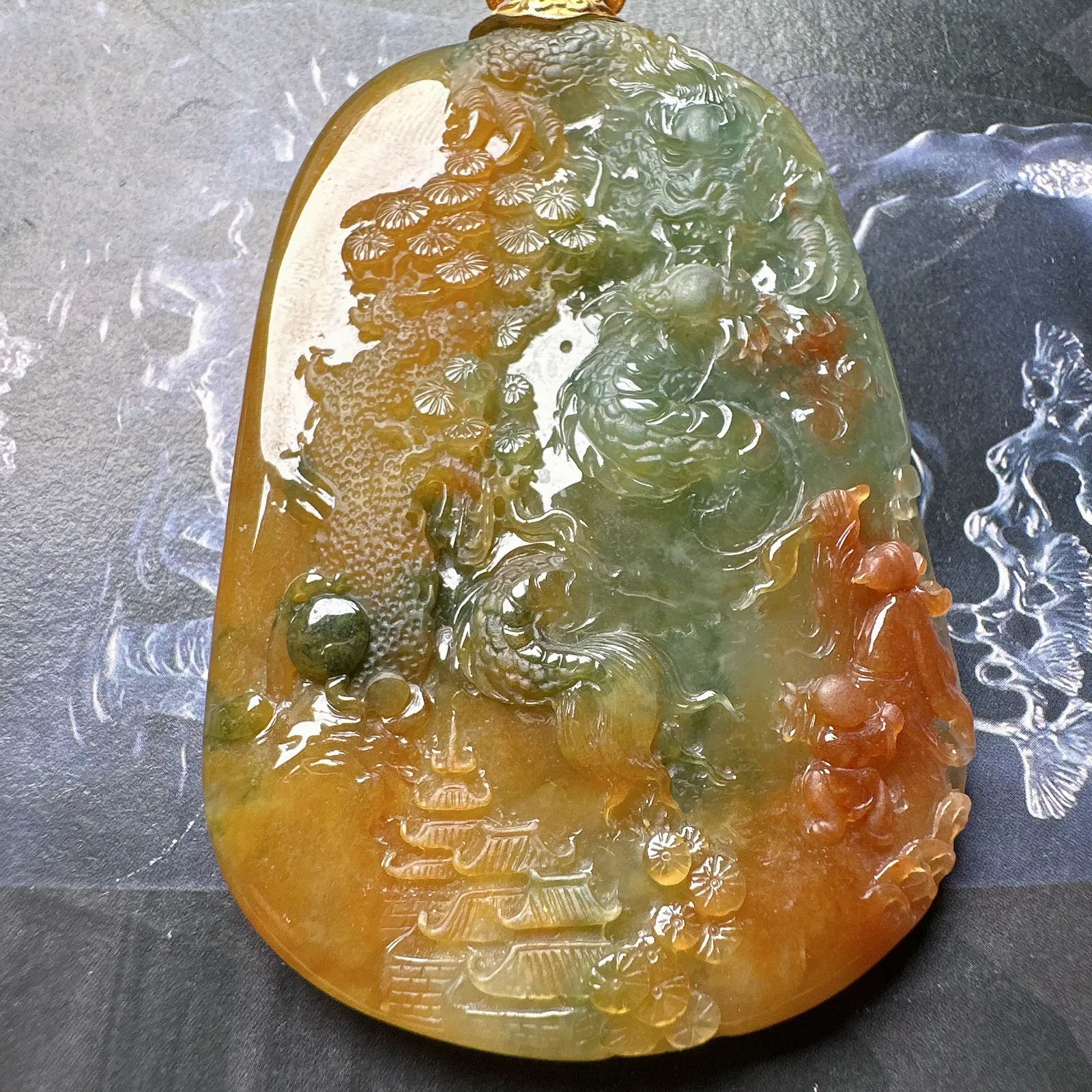 【龙牌】三彩大龙牌，冰感十足，难得的好种水山水龙牌，多彩料，稀缺度很足，雕刻精美，可以收藏。
