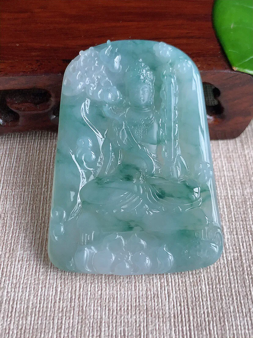 a货翡翠老坑冰种飘花虚空藏菩萨吊坠  尺寸58×41×5mm 重量28.48g 0617