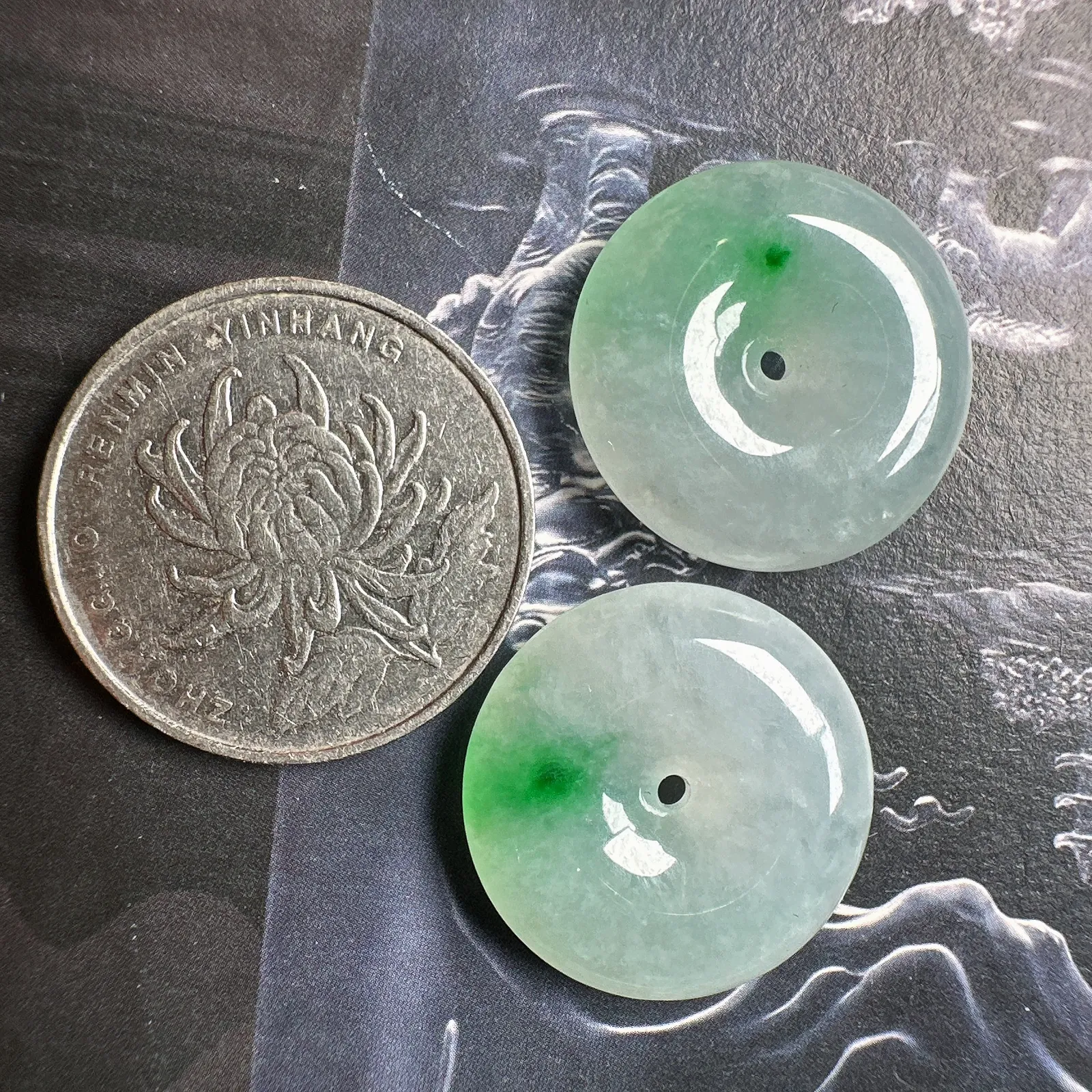 【平安扣】飘辣绿色点的平安扣一对，种水不错，颜色很正，光度很不错，性价比高，推荐入手。
