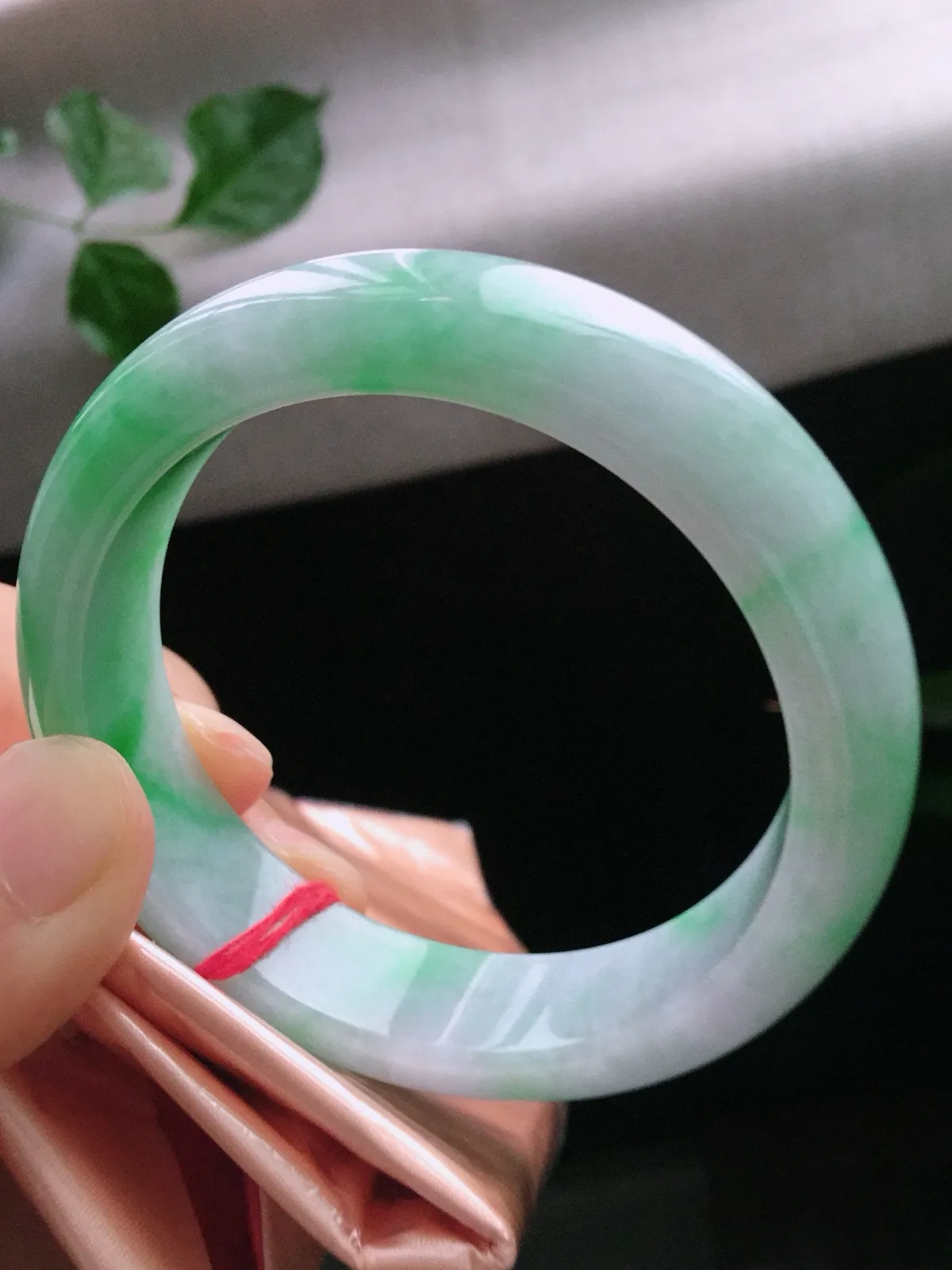 圈口58，正圈手镯，玉质冰润，色泽鲜艳，宽版厚装，尺寸58-15.6-8.6mm