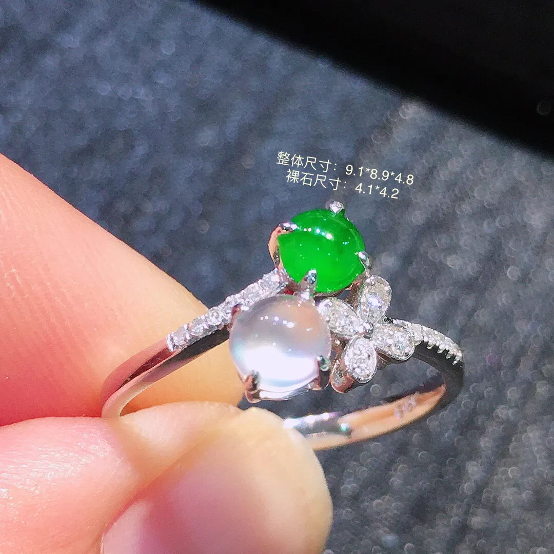 （冰+绿）二合一戒指，色泽均匀艳丽，玉质细腻，荧光感超
强，饱满圆润，气质满满。18k
金豪华镶嵌