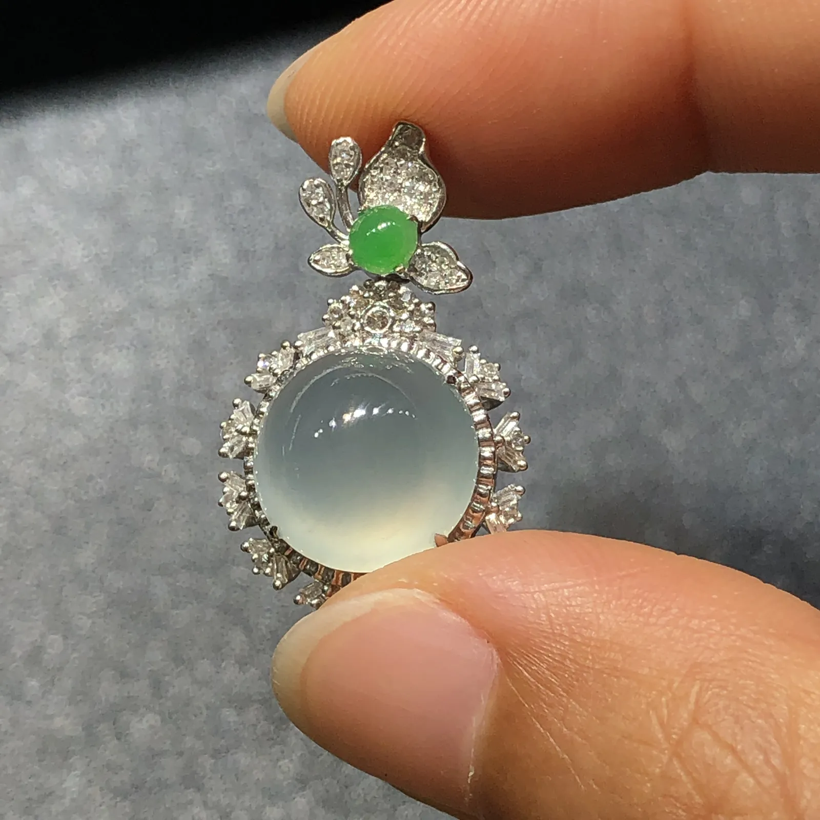 天然缅甸A货翡翠18k金镶嵌白冰蛋面吊坠，整：25.9*16.2*10.8mm
裸：11.5*7.6mm