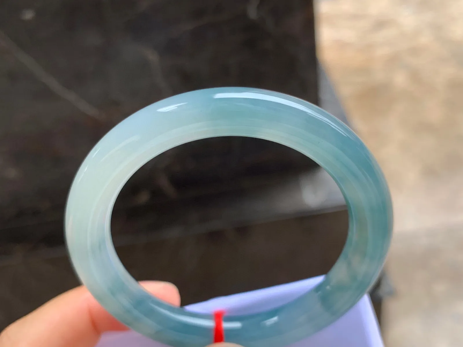 53-9.5mm
冰种飘花圆条手镯 水润蓝花 一处纹  不扣手 最后一图可见