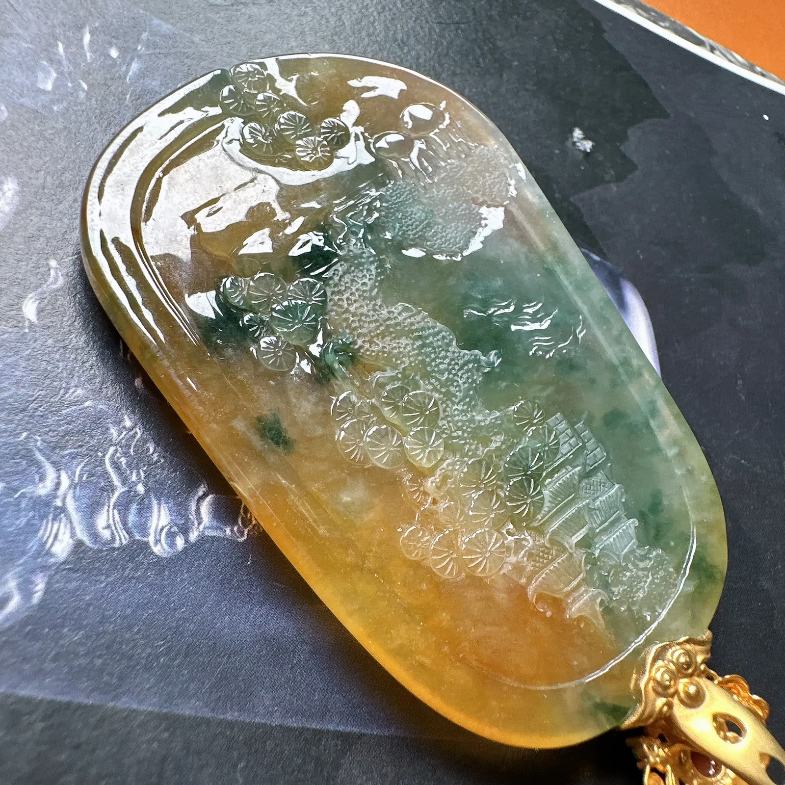 【龙牌】三彩大龙牌，冰感十足，难得的好种水山水龙牌，多彩料，稀缺度很足，雕刻精美，可以收藏。