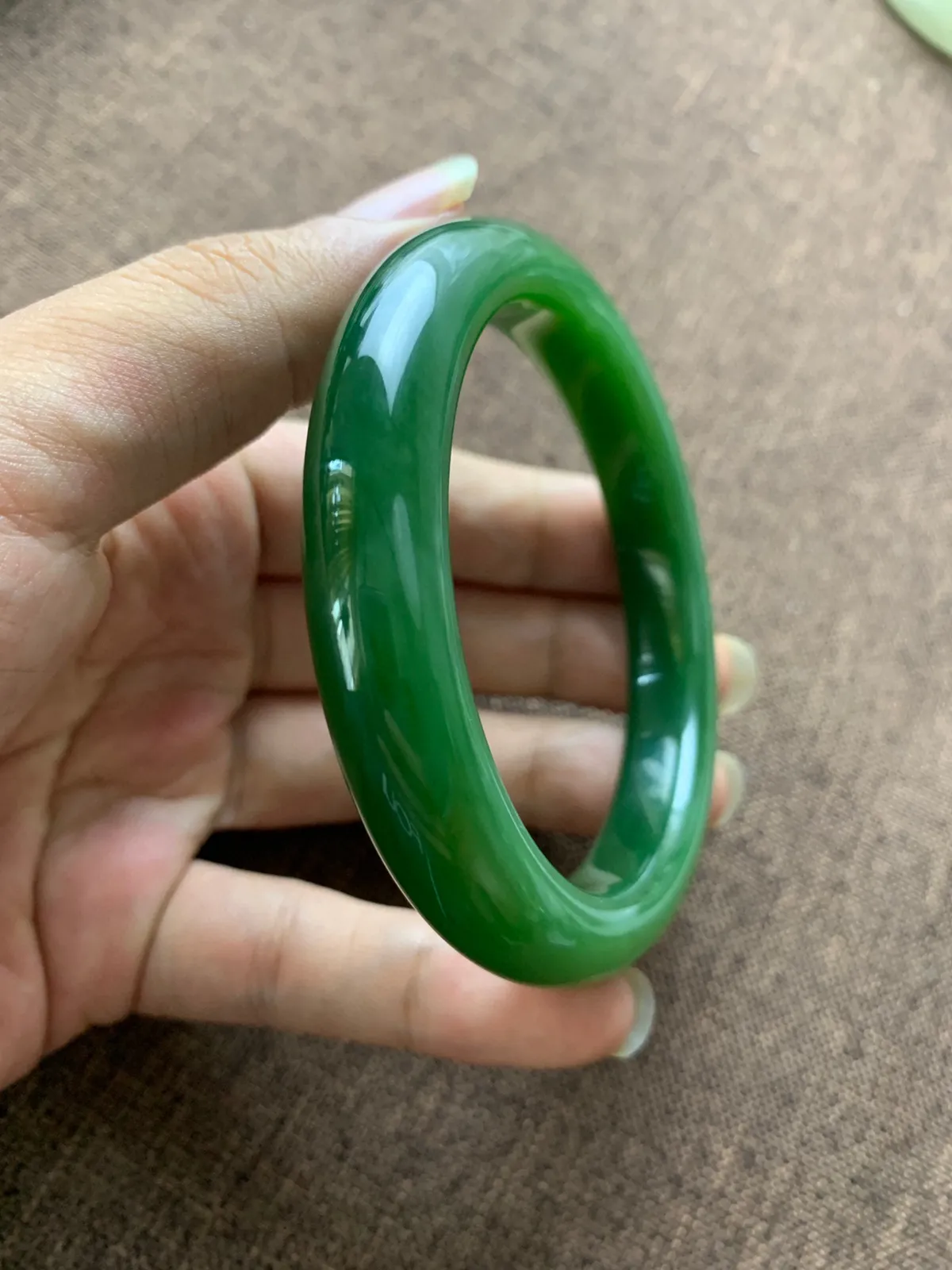 珍藏品，和田玉碧玉60圈口阳绿色手镯，佩戴高端典雅，颜色好，品质好