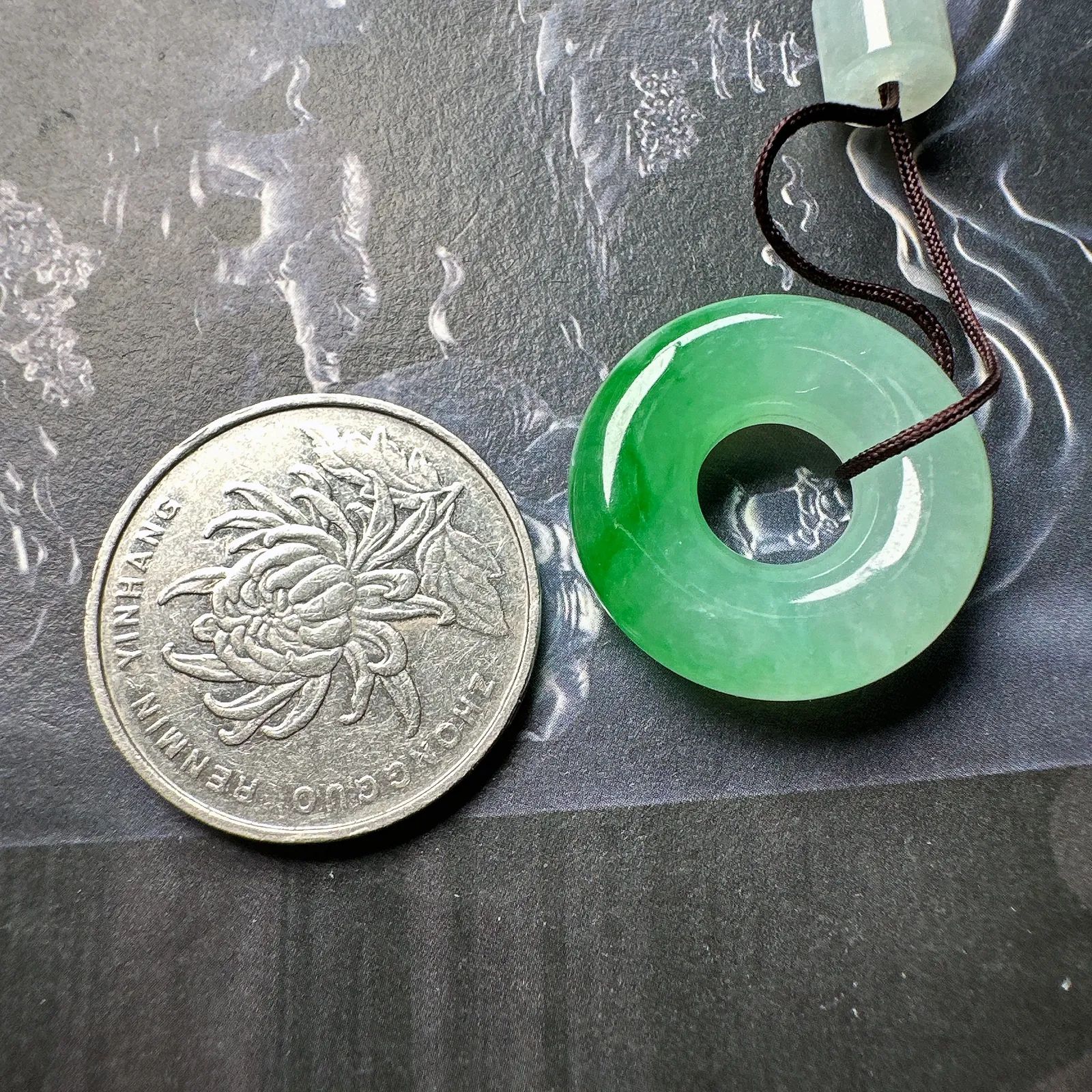 【甜甜圈】冰糯种飘阳绿甜甜圈路路通。很适合配带，种水色兼备，佩戴佳品，寓意吉祥，推荐入手。