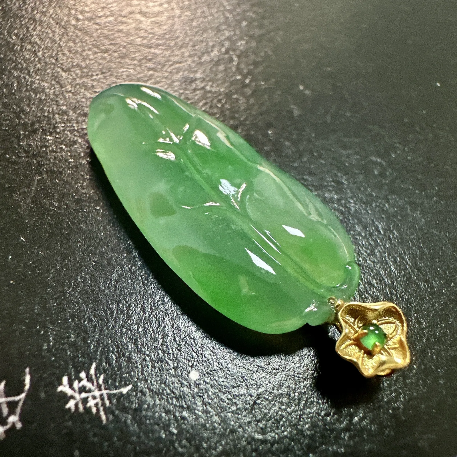 【冰种满绿随形叶子】金枝玉叶，质地细腻，冰润透亮，光泽出众，冰感十足，18k金钻镶嵌，裸石尺寸30.2*14.4*5毫米