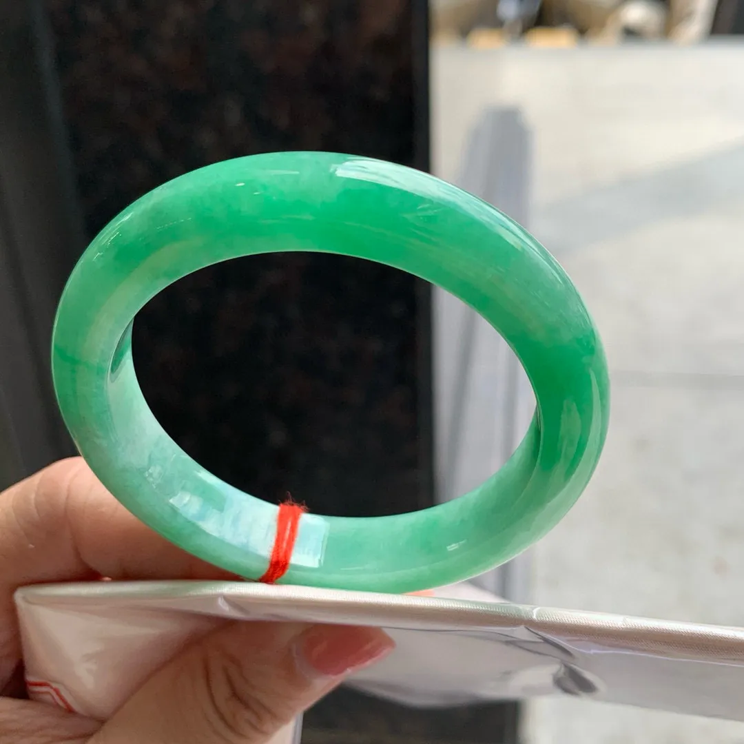 正圈满绿 无瑕 尺寸:53.6/11/8.3 满色