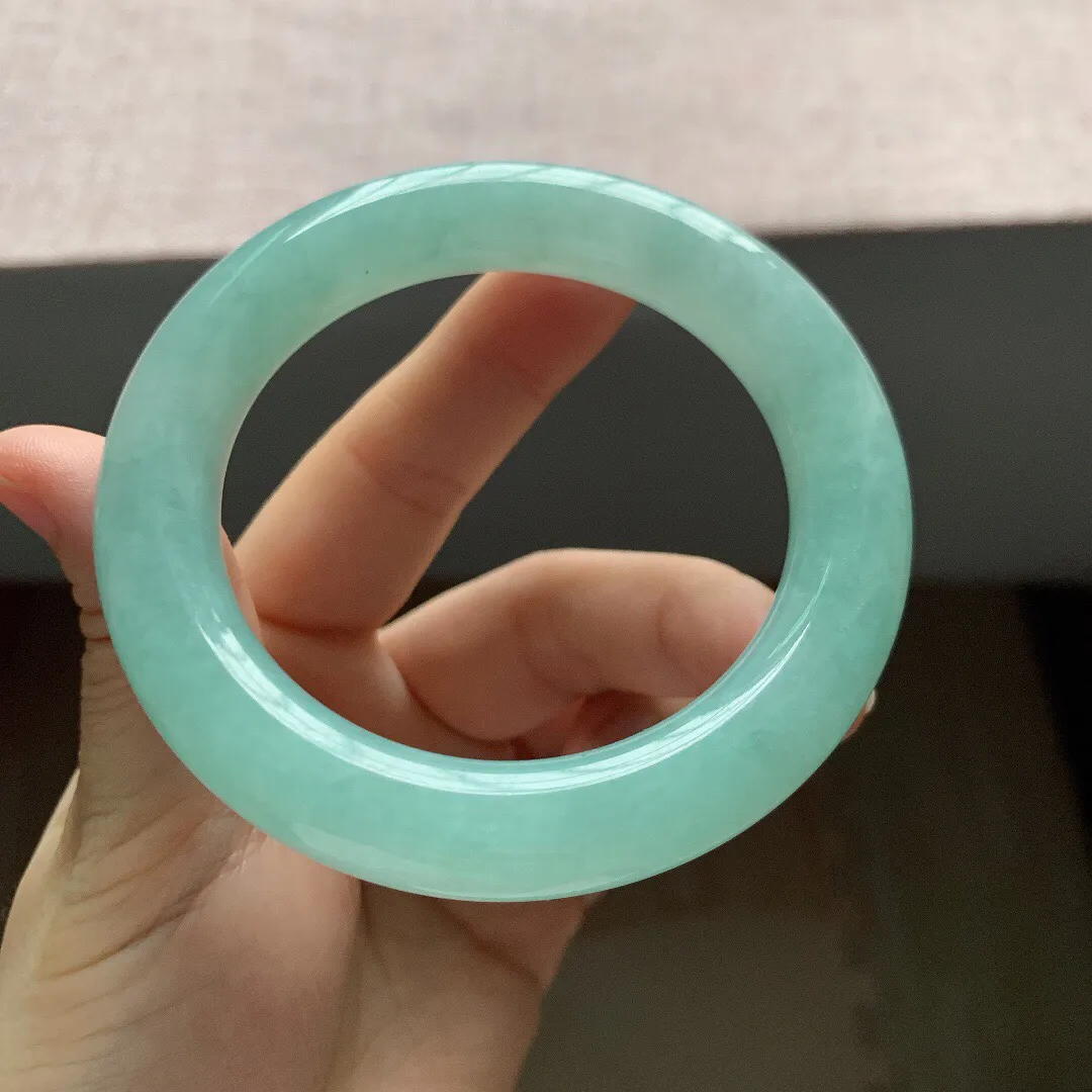 56-57圈口。老坑冰胶浅蓝圆条翡翠手镯，尺寸:56.2-11.8mm，重量78.32g