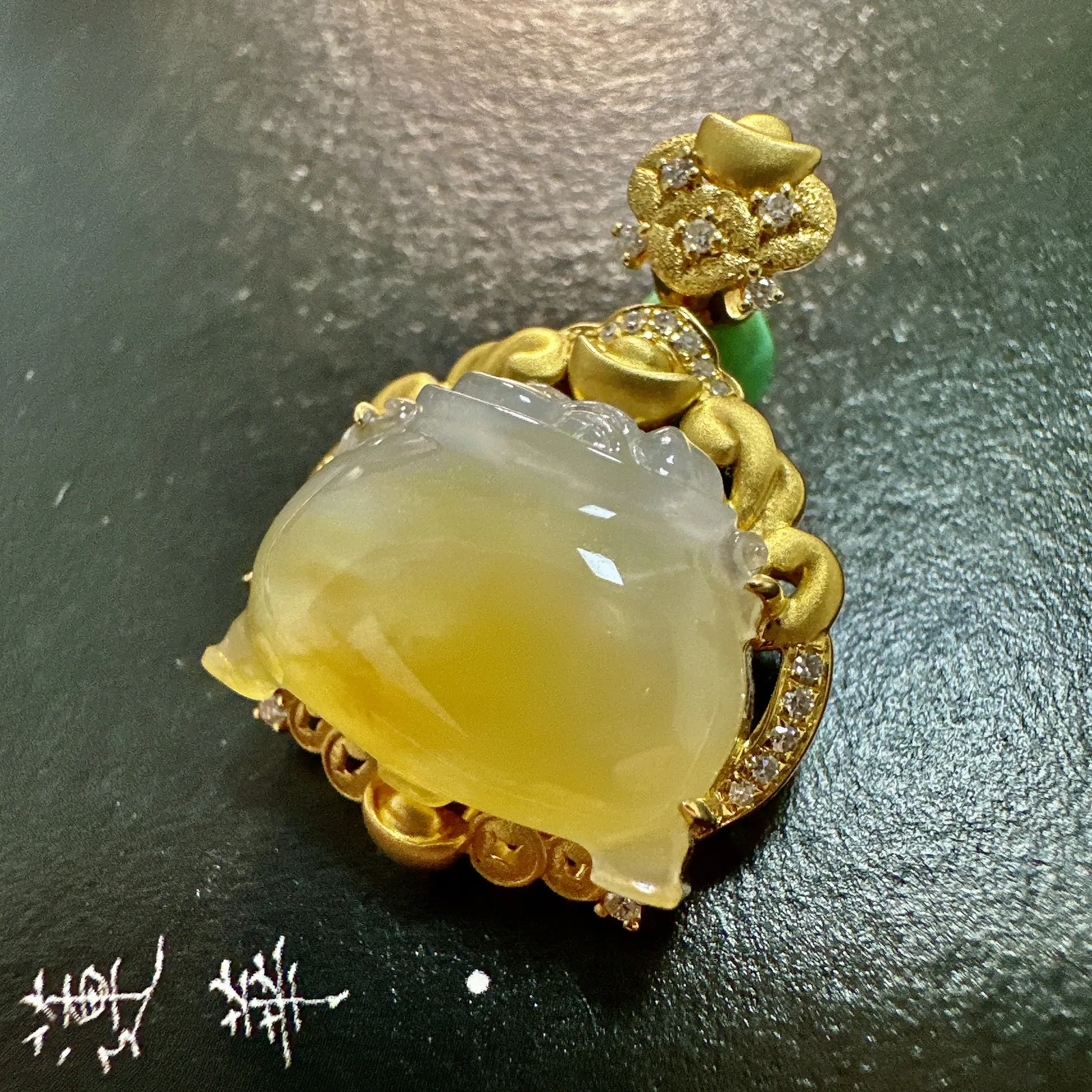 【冰种黄翡钱鼎吊坠】质地细腻，工艺很好，饱满圆润，18k金钻镶嵌，裸石尺寸14*17.6*5.6毫米