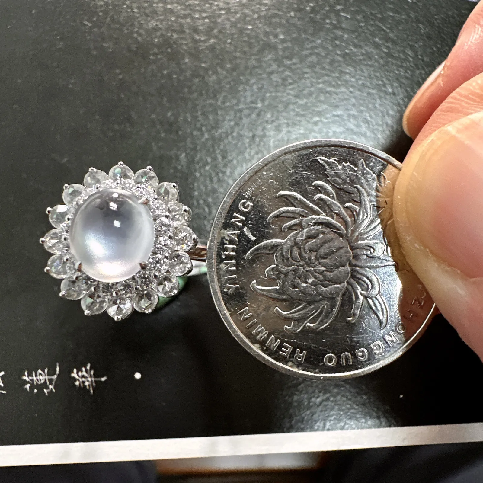 【玻璃种蛋面戒指】种水色俱全，起刚性光泽，冰透闪亮，通透感饱满度很好，18k金钻豪华镶嵌，裸石尺寸8.3*7.4*4.6毫米