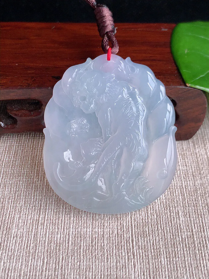 a货翡翠老坑冰种白月光生肖虎吊坠 尺寸50.3×41.5×6mm 重量24.06g 0617