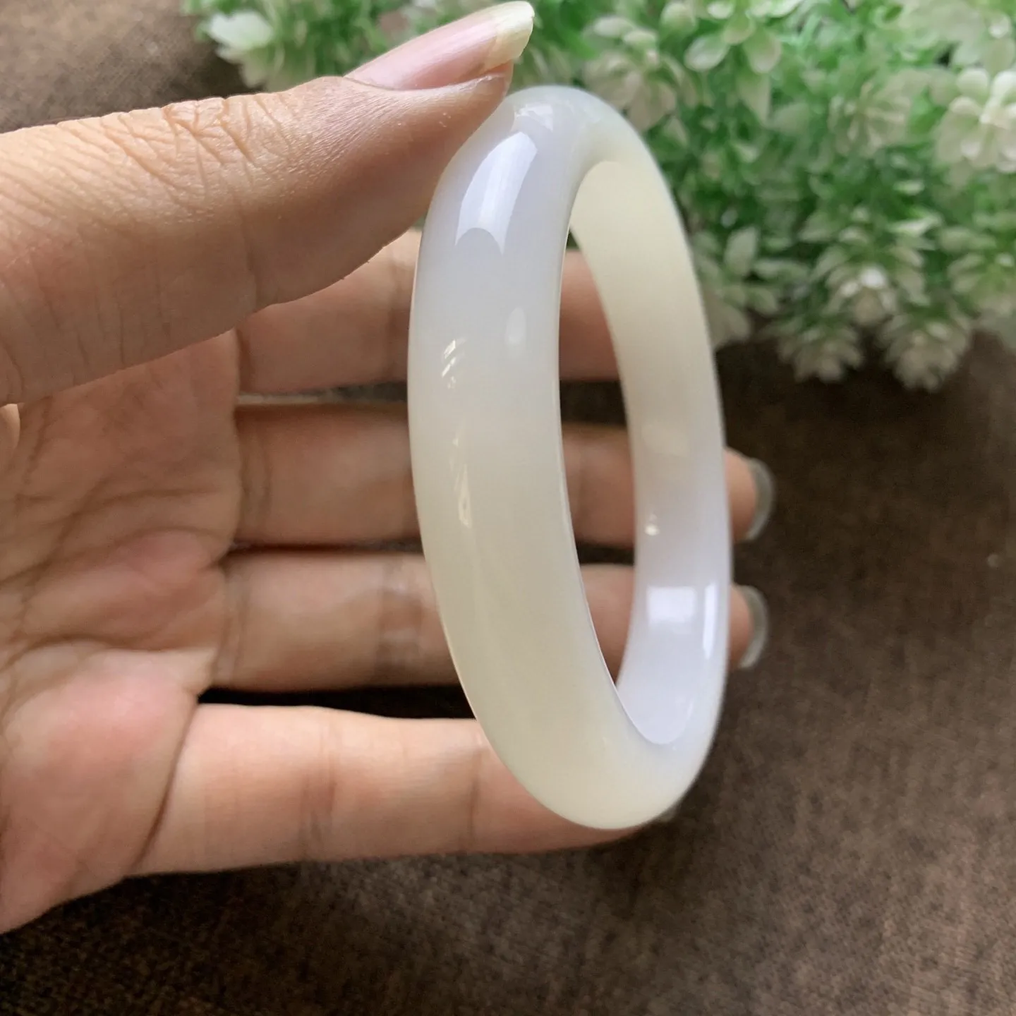 暖白色，和田玉60圈口羊脂白玉手镯，圈口60宽12品质好，细腻油润，料子好