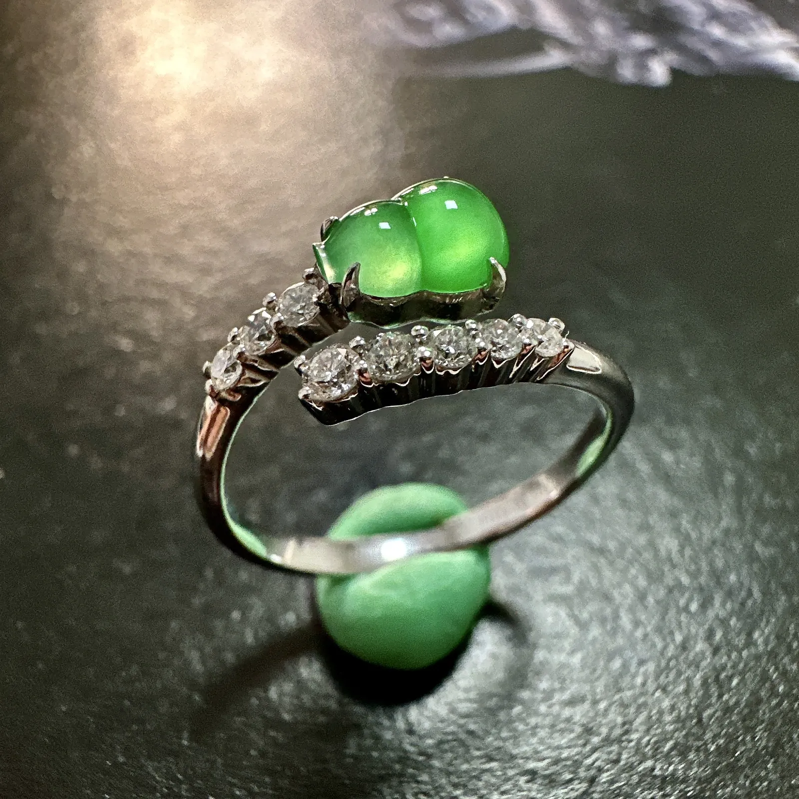 【冰种满绿葫芦戒指】种水色俱全，冰透闪亮，通透感饱满度很好，18k金钻豪华镶嵌，裸石尺寸6.5*5*